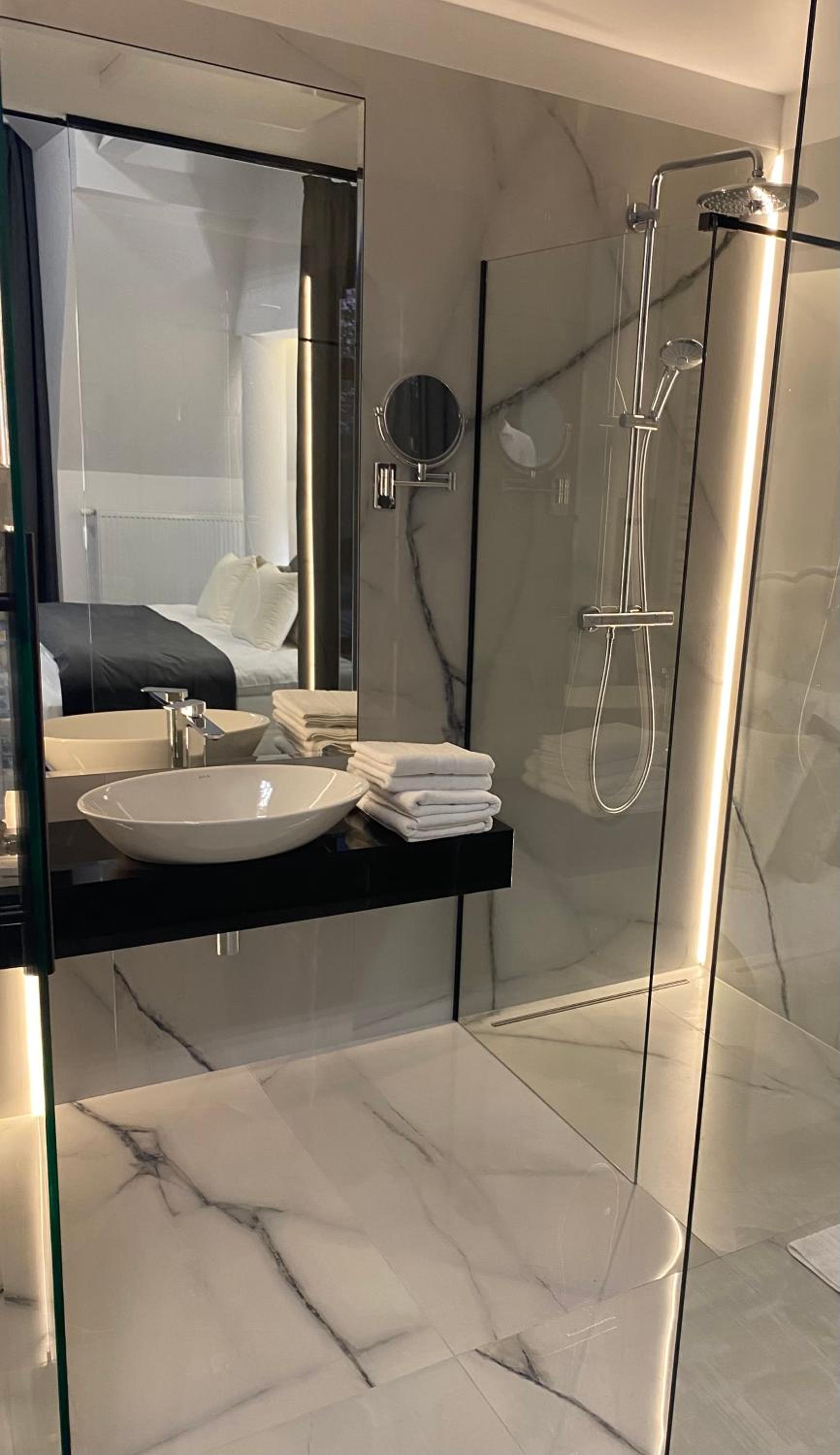 Honeymoon Suite photo 2