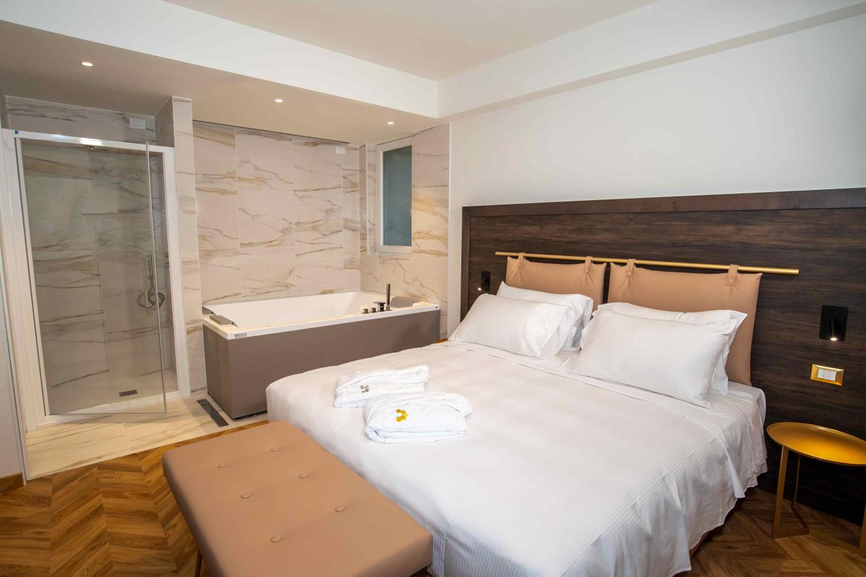 Queen Suite with Spa Bath photo 1