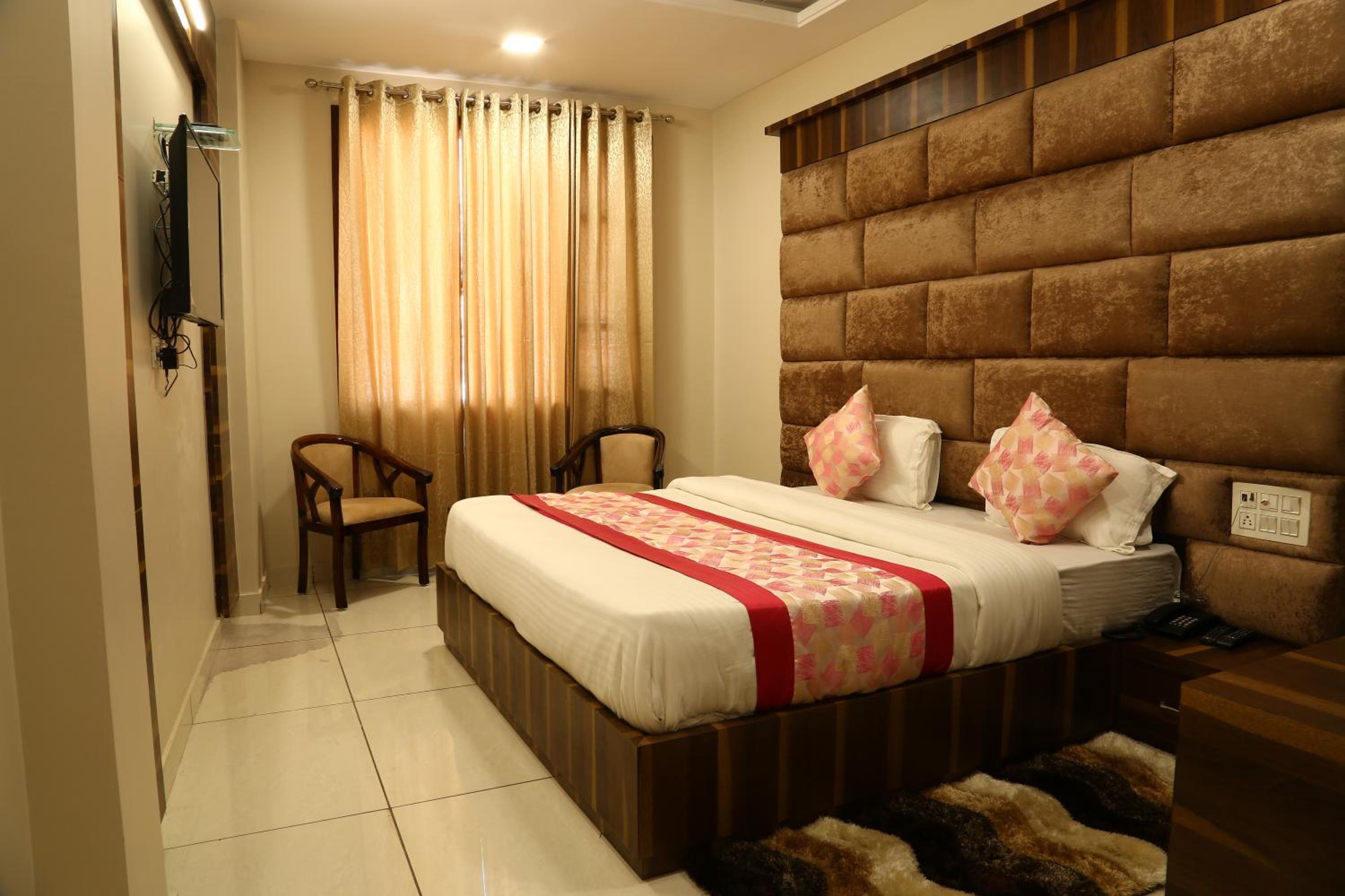 Deluxe Double Room - Photo 9