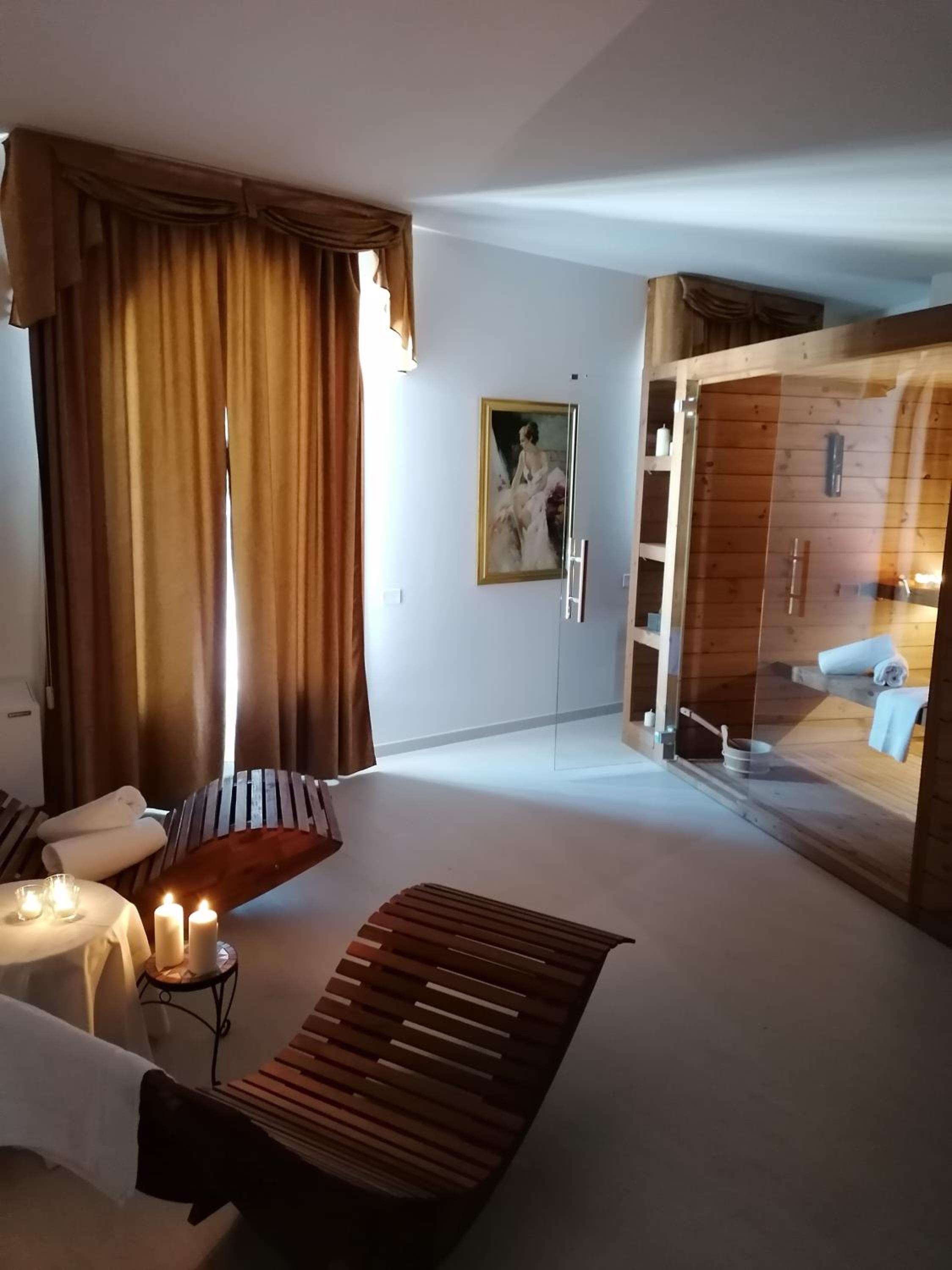 Deluxe Suite with Spa Bath