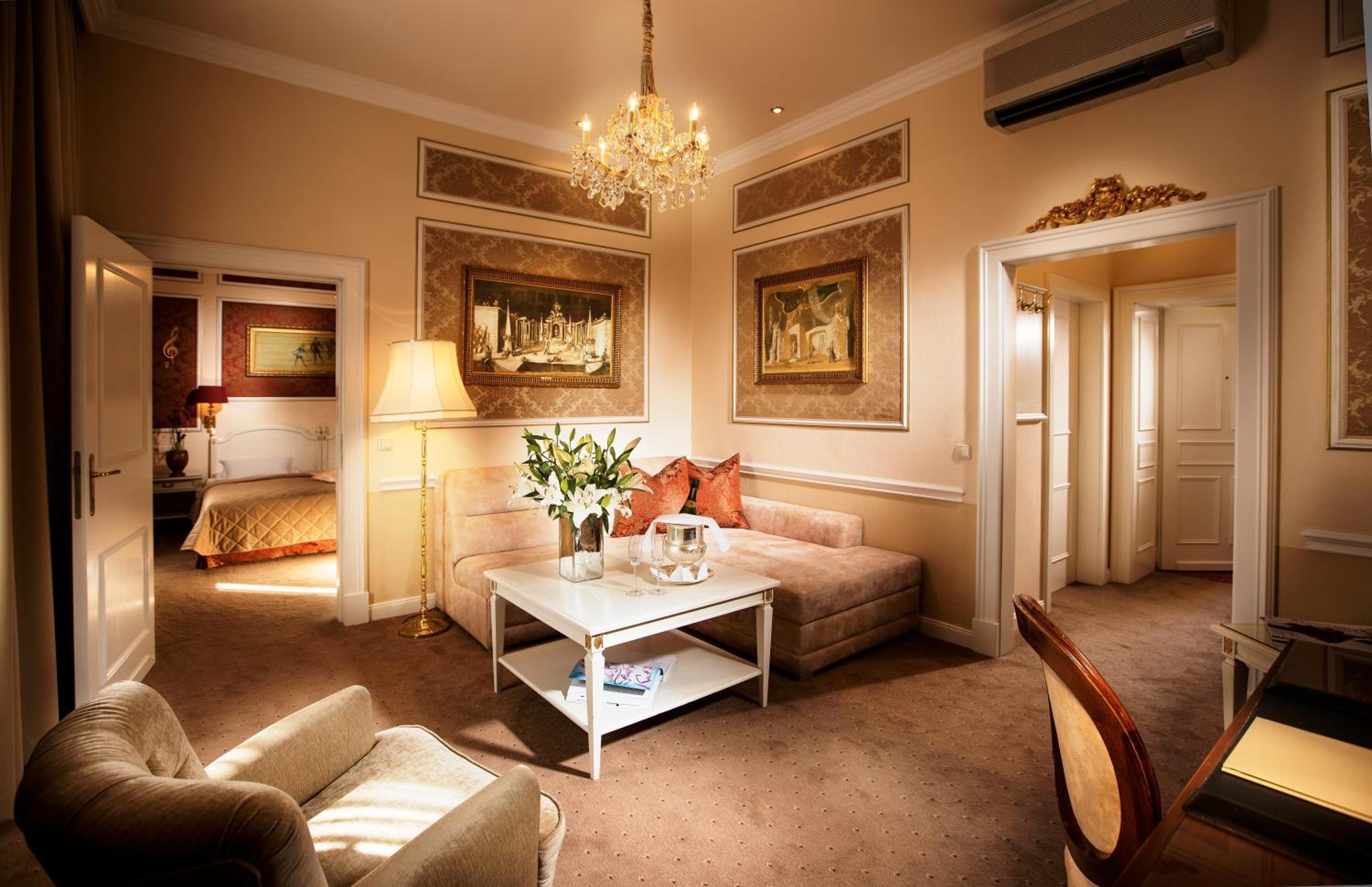 Senior Suite - Photo 1