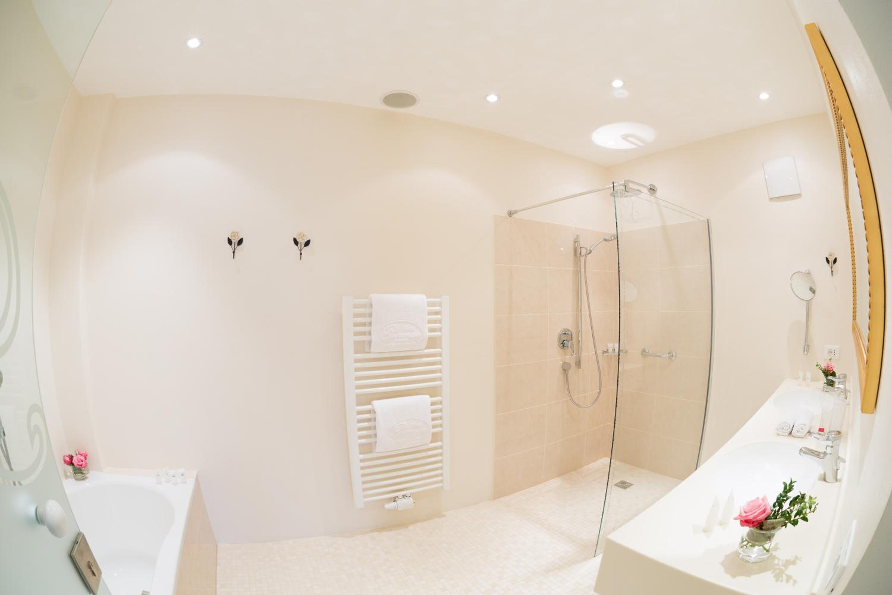 Junior Suite with Balcony - Photo 3