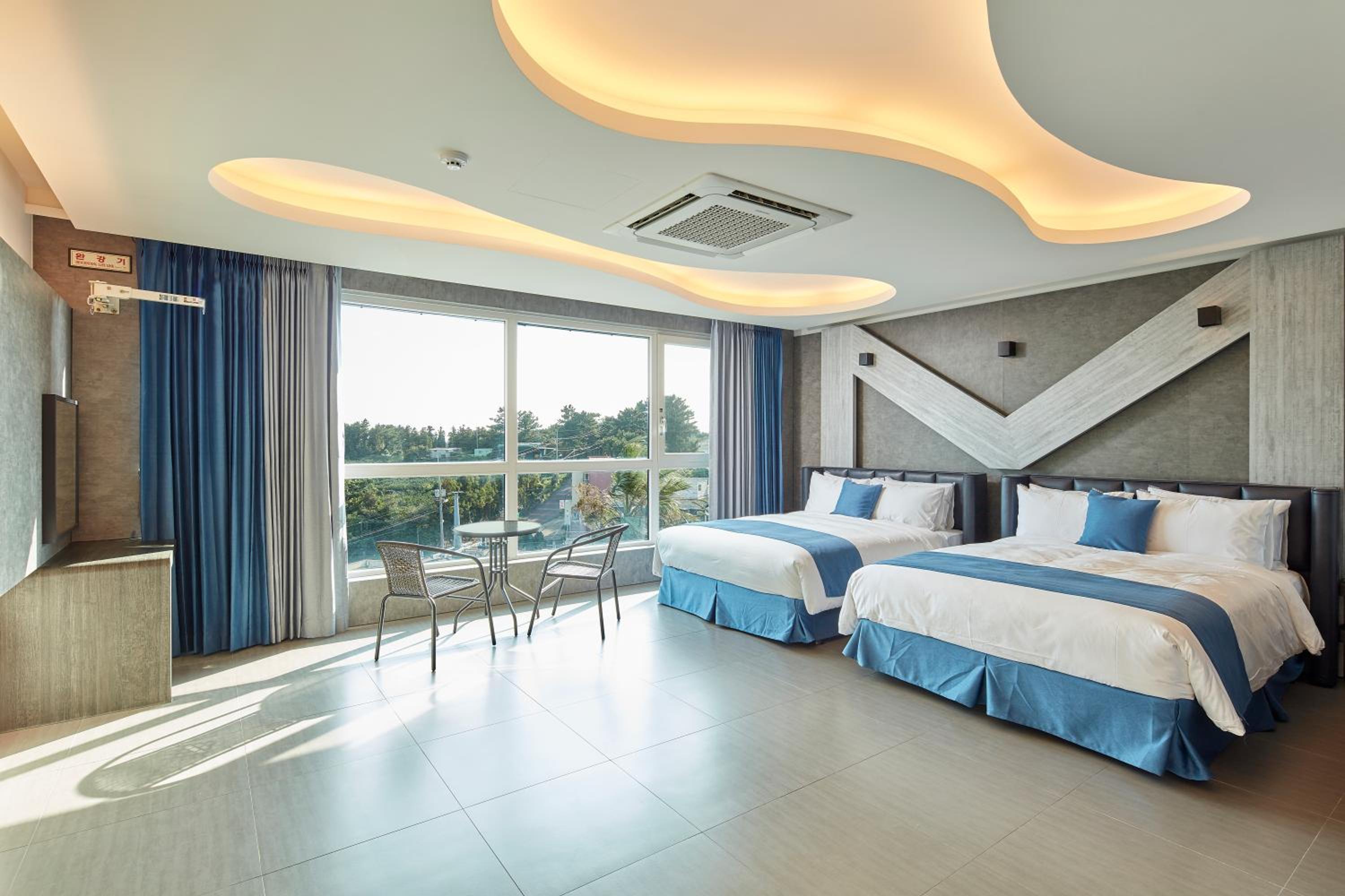 Deluxe Family Room - Photo 2