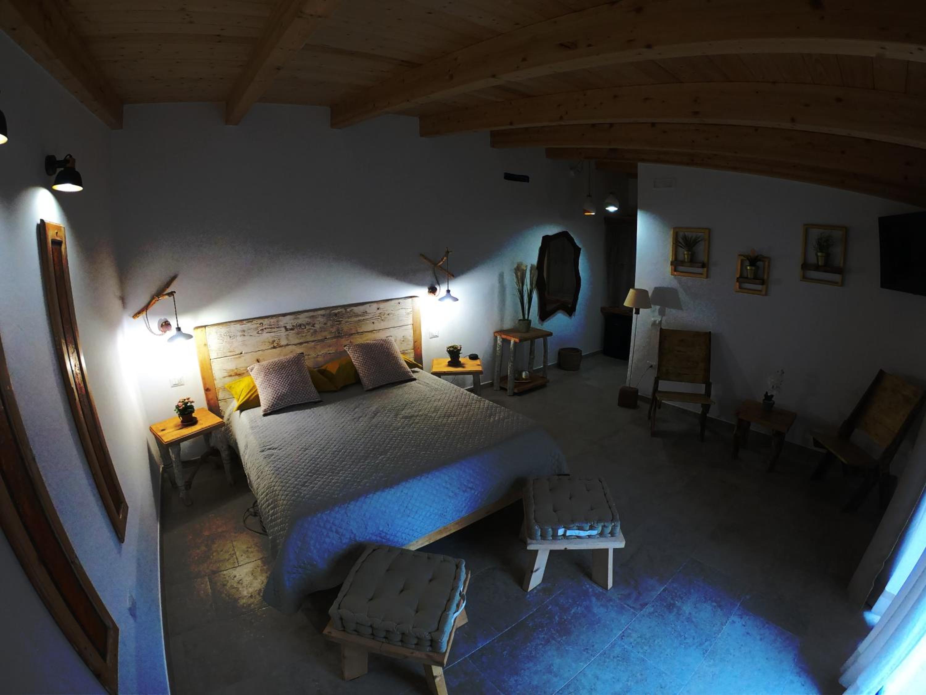 Superior King Room - Photo 10