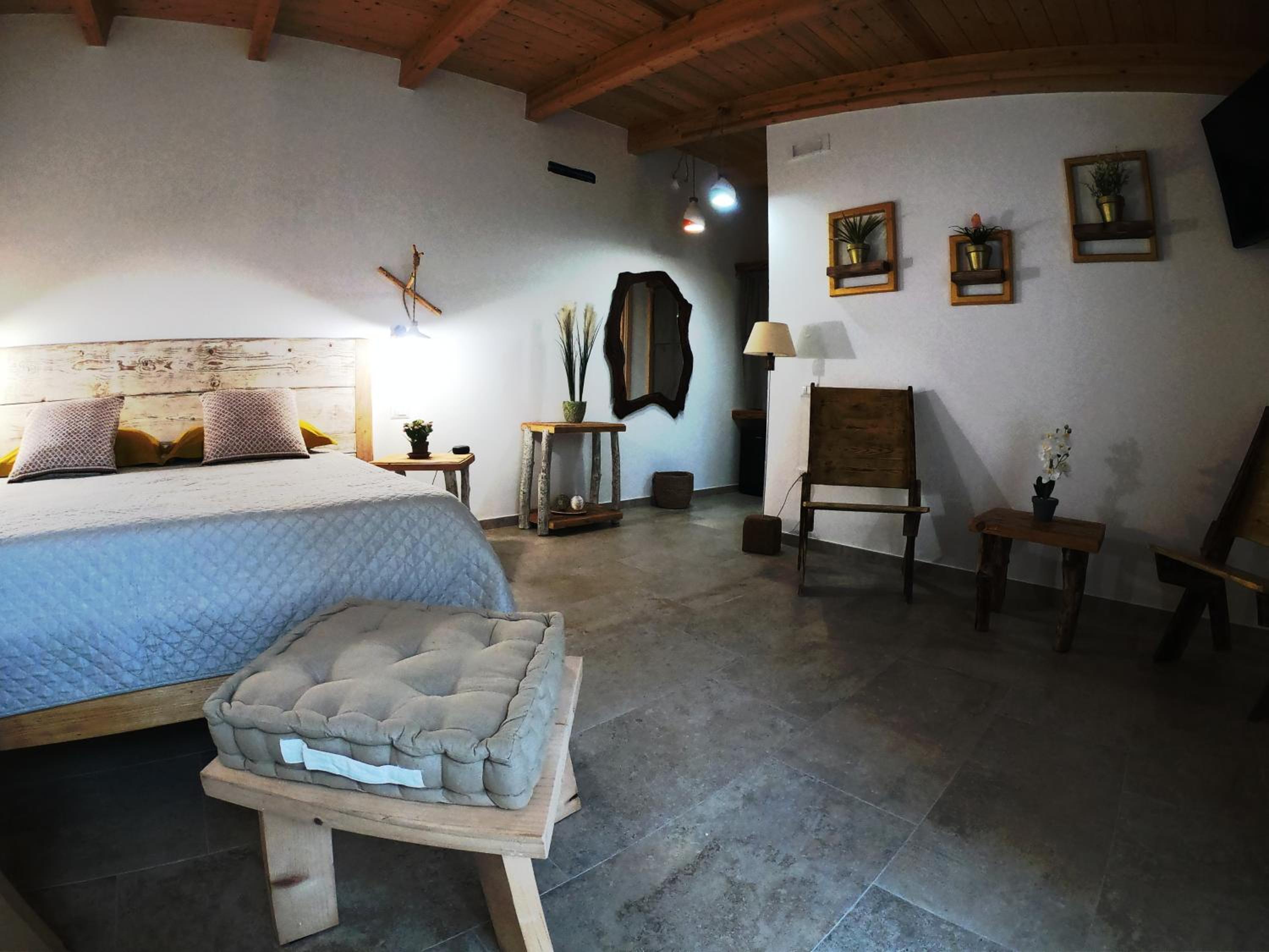 Superior King Room - Photo 8