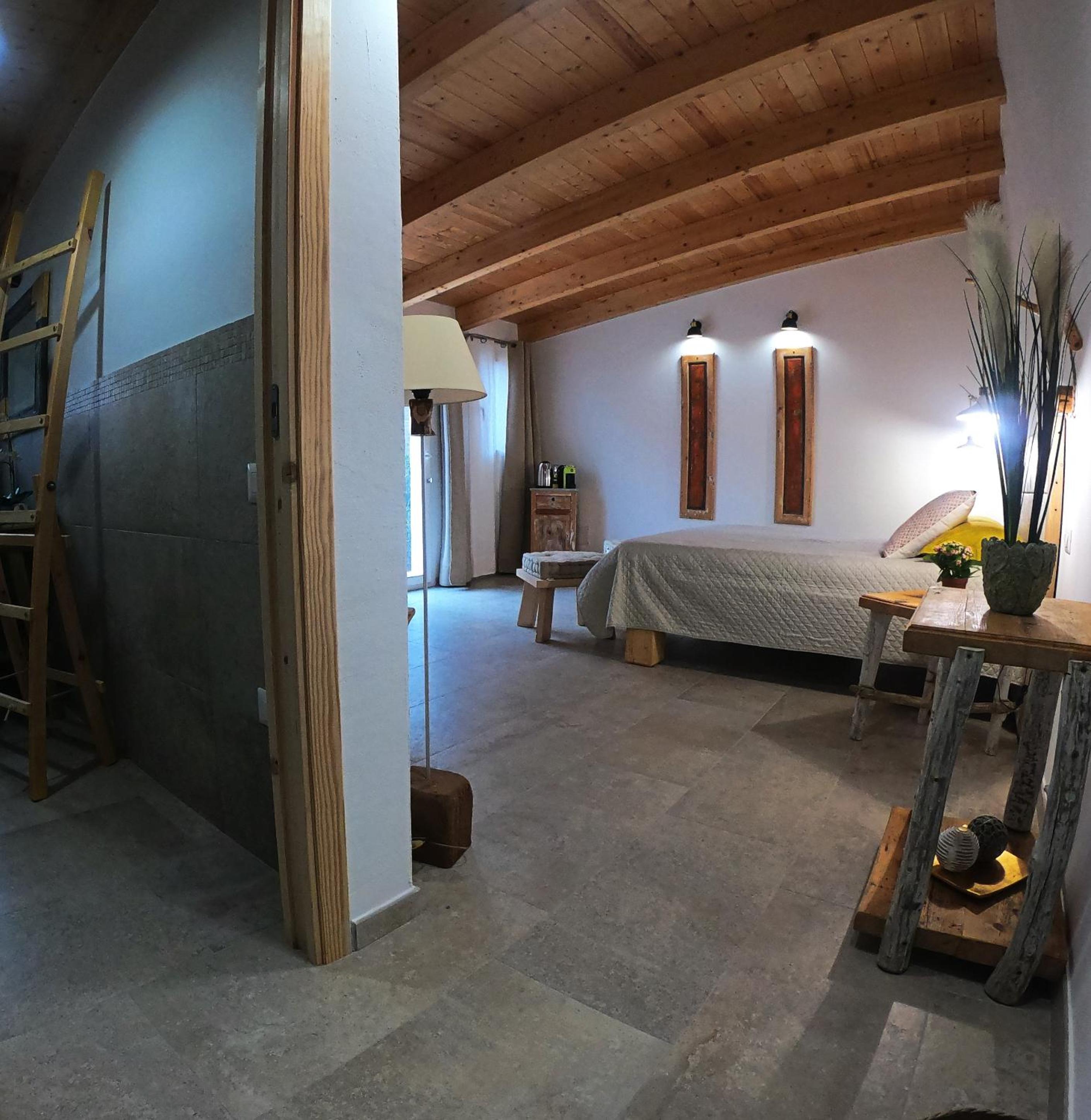 Superior King Room - Photo 11