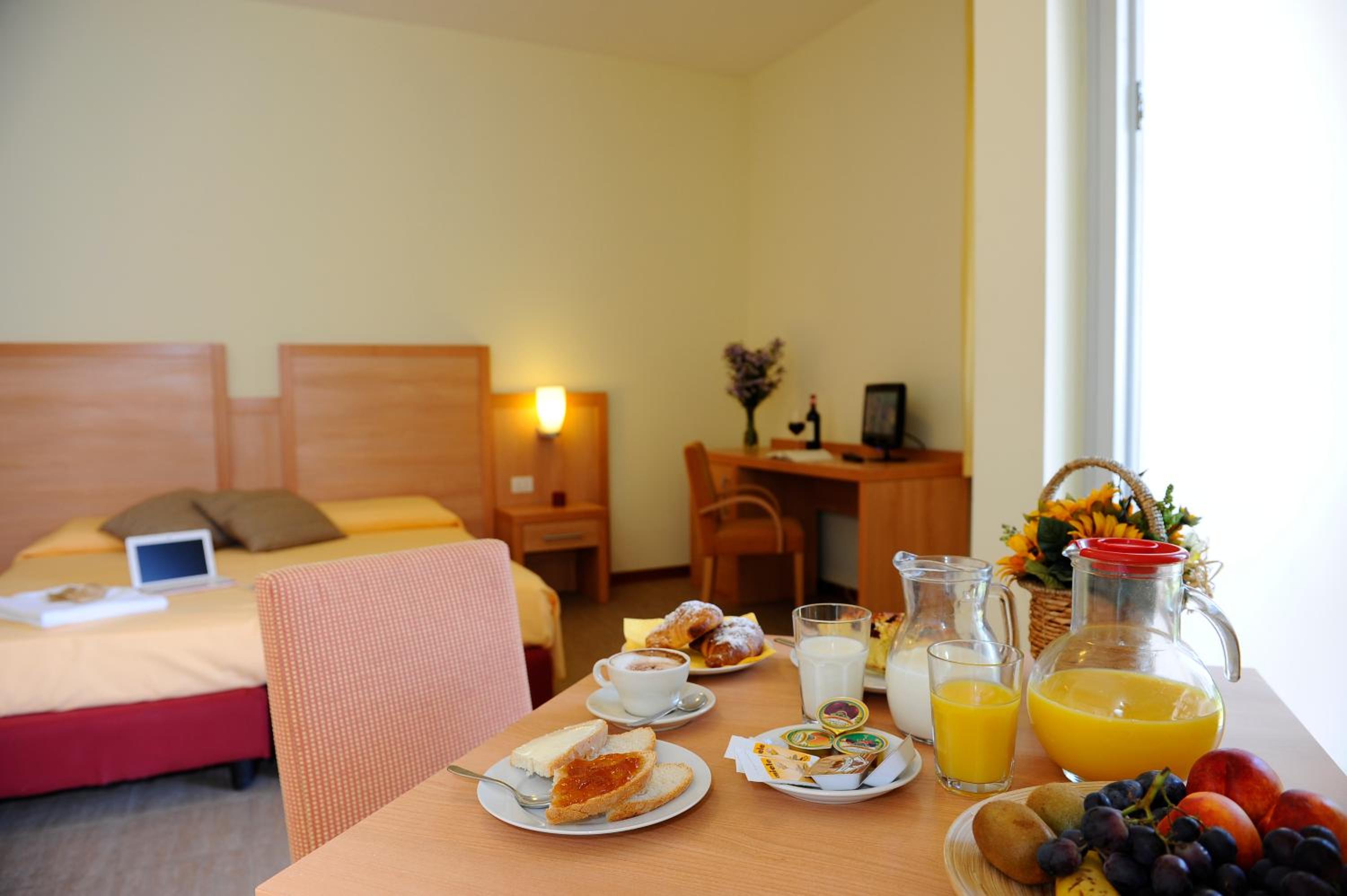 Double Room with Balcony - Photo 8