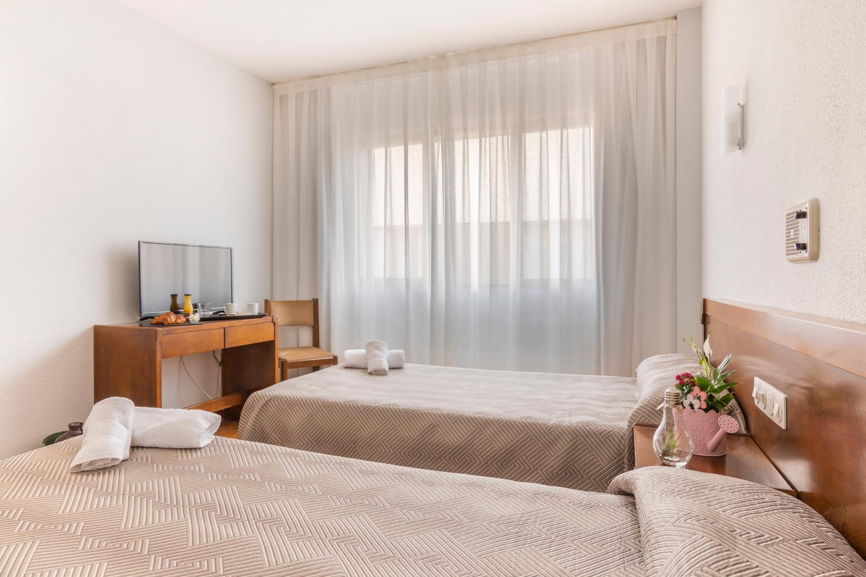 Twin Room - Photo 2