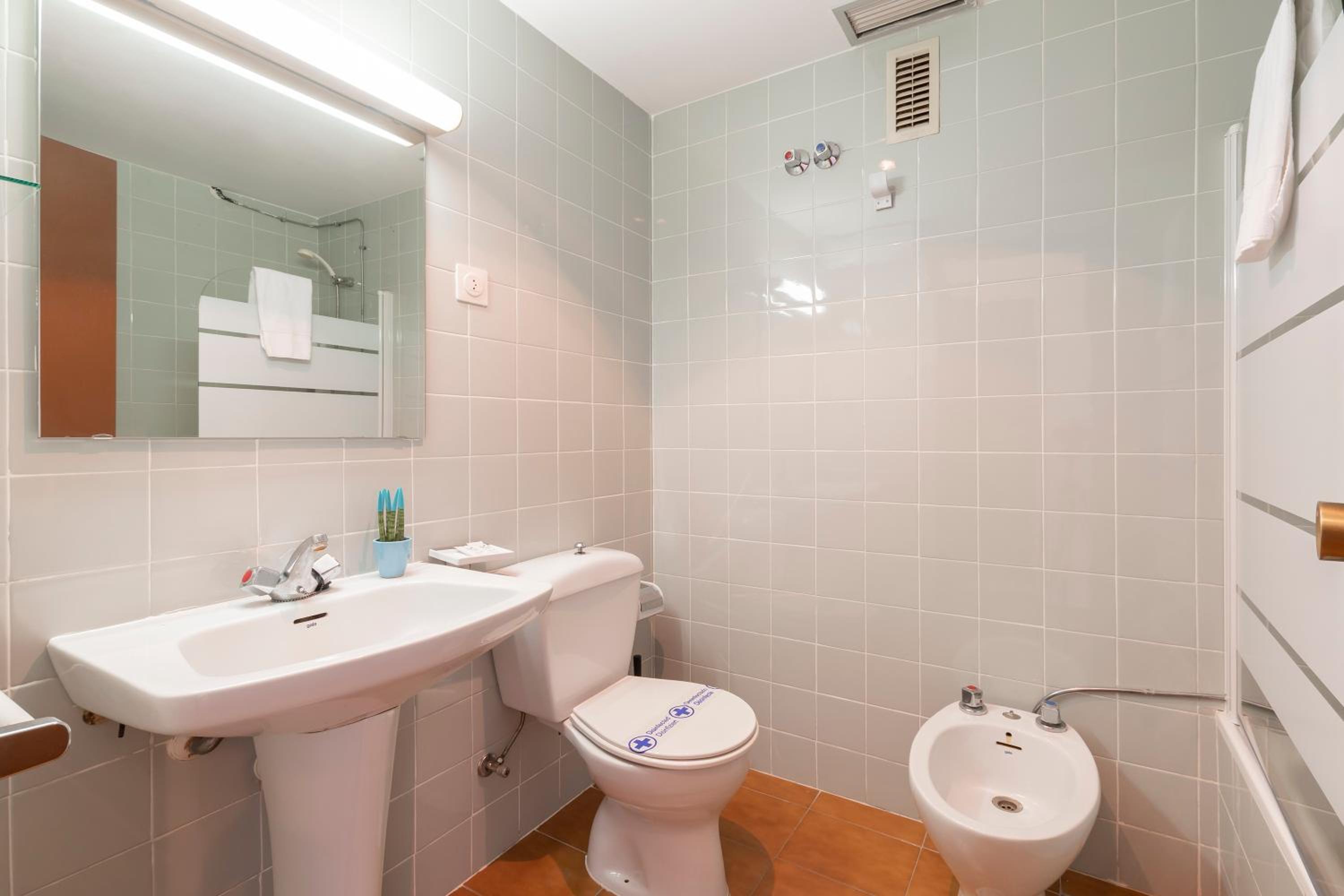 Twin Room - Photo 15