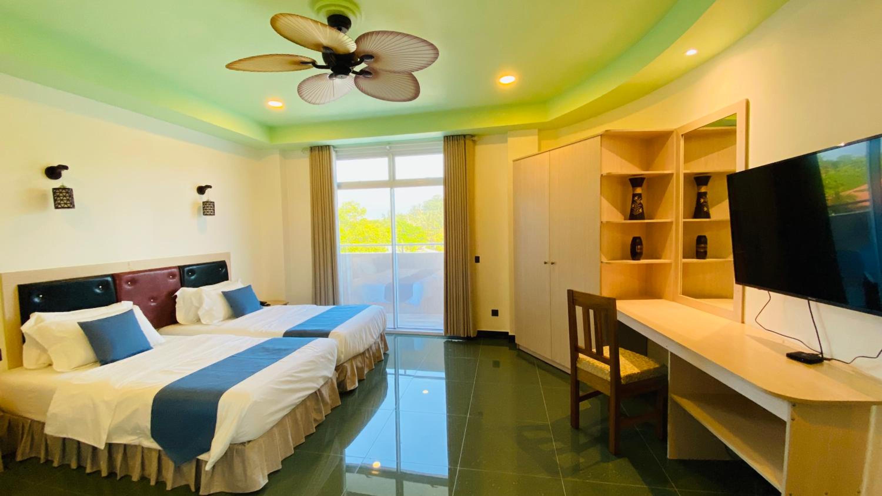 Deluxe Double or Twin Room with City View - Photo 11