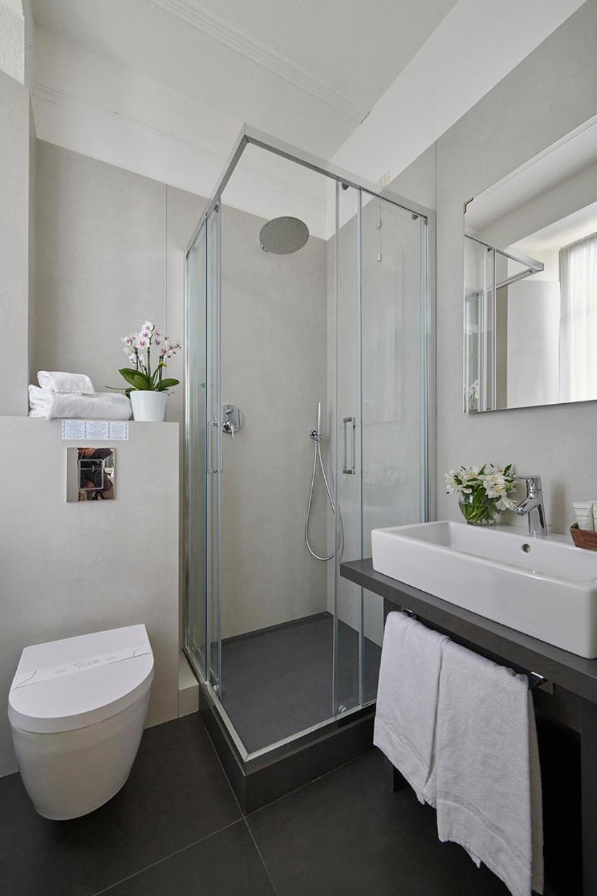 Double or Twin Room with Lake View - Photo 8