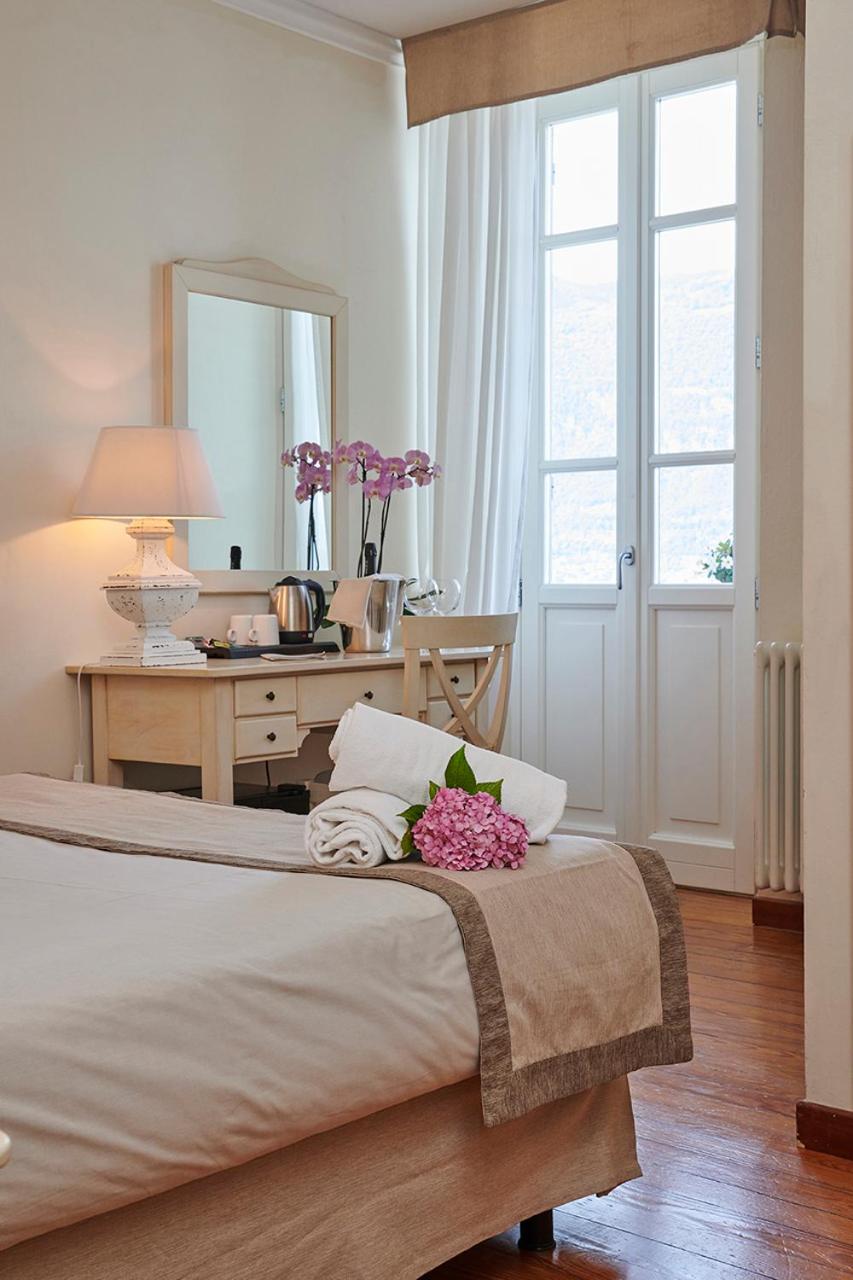 Double or Twin Room with Lake View - Photo 1