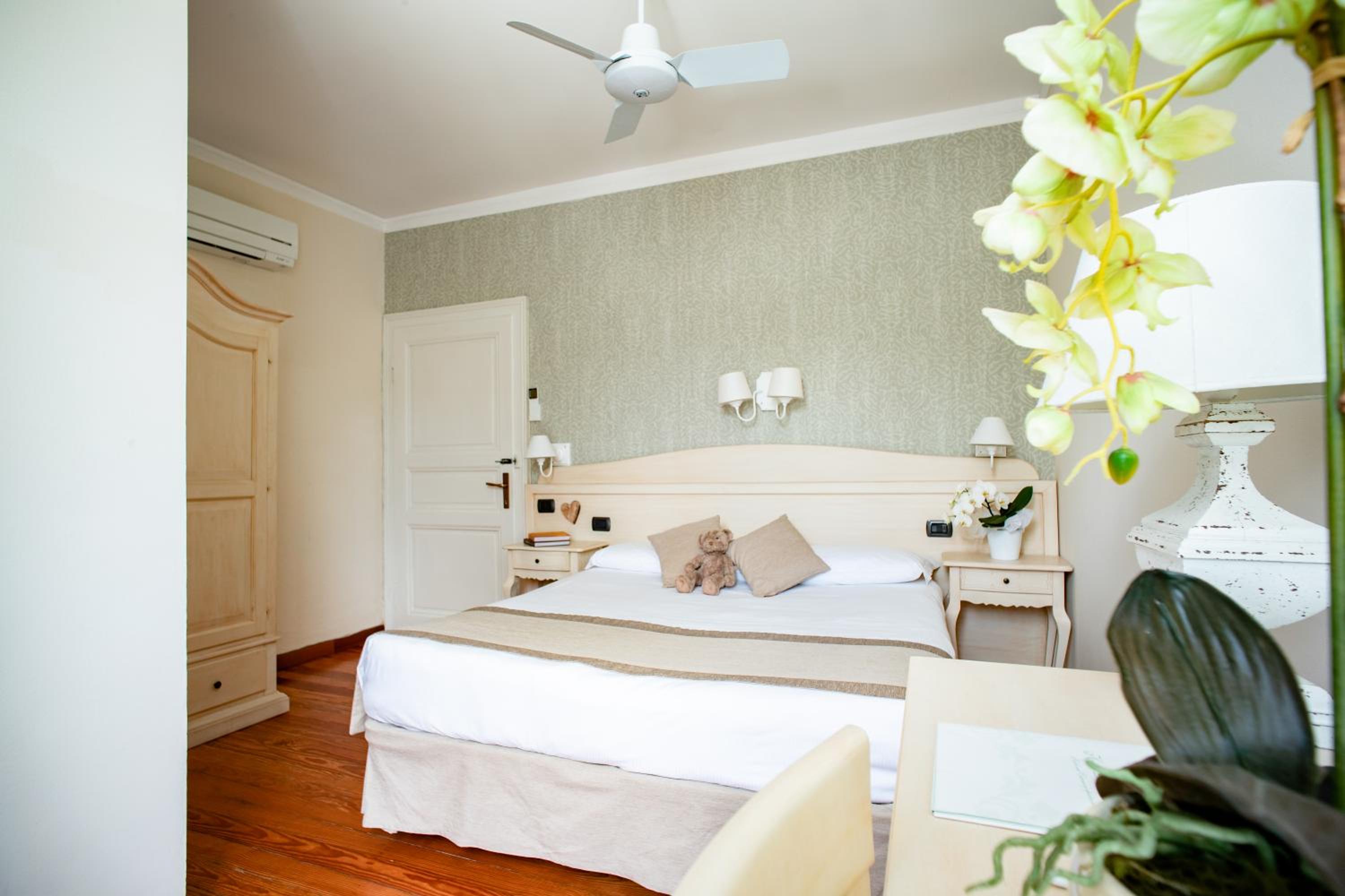 Double or Twin Room with Lake View - Photo 6