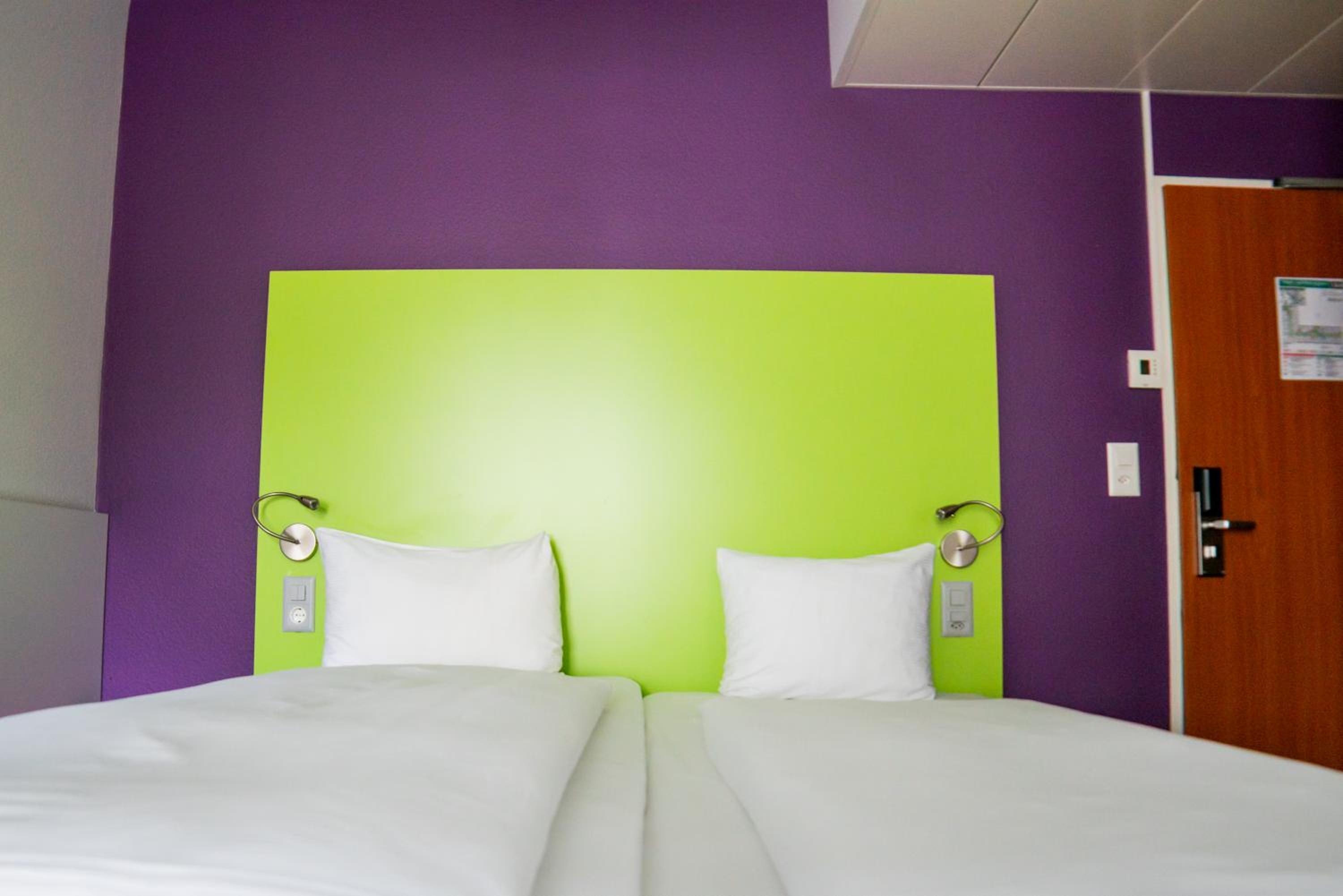 Standard Queen Room - Photo 8