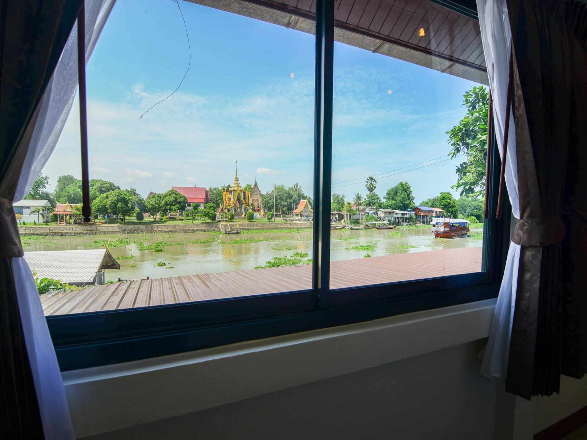 Deluxe Double Room with River View photo 2