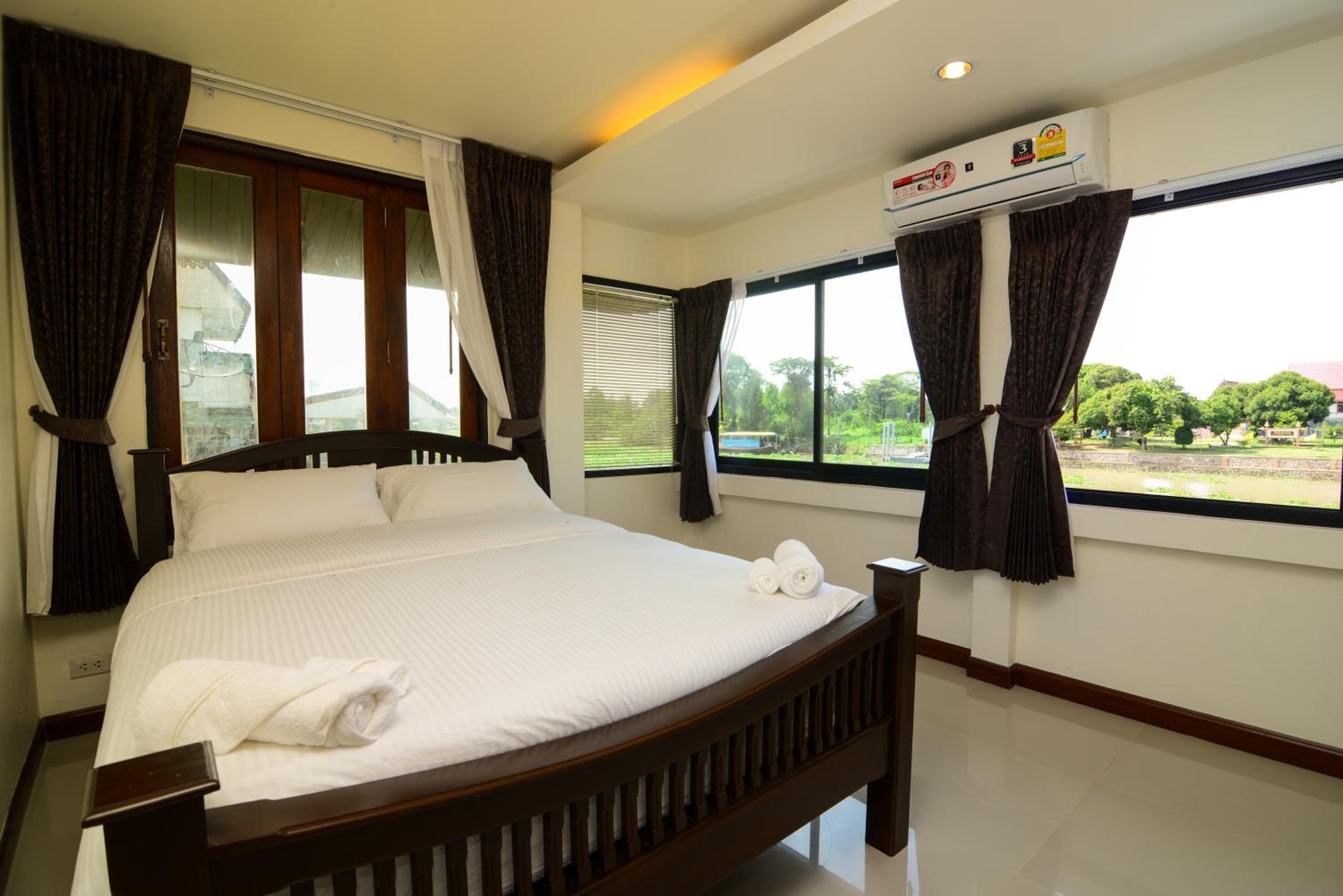 Deluxe Double Room with River View photo 2