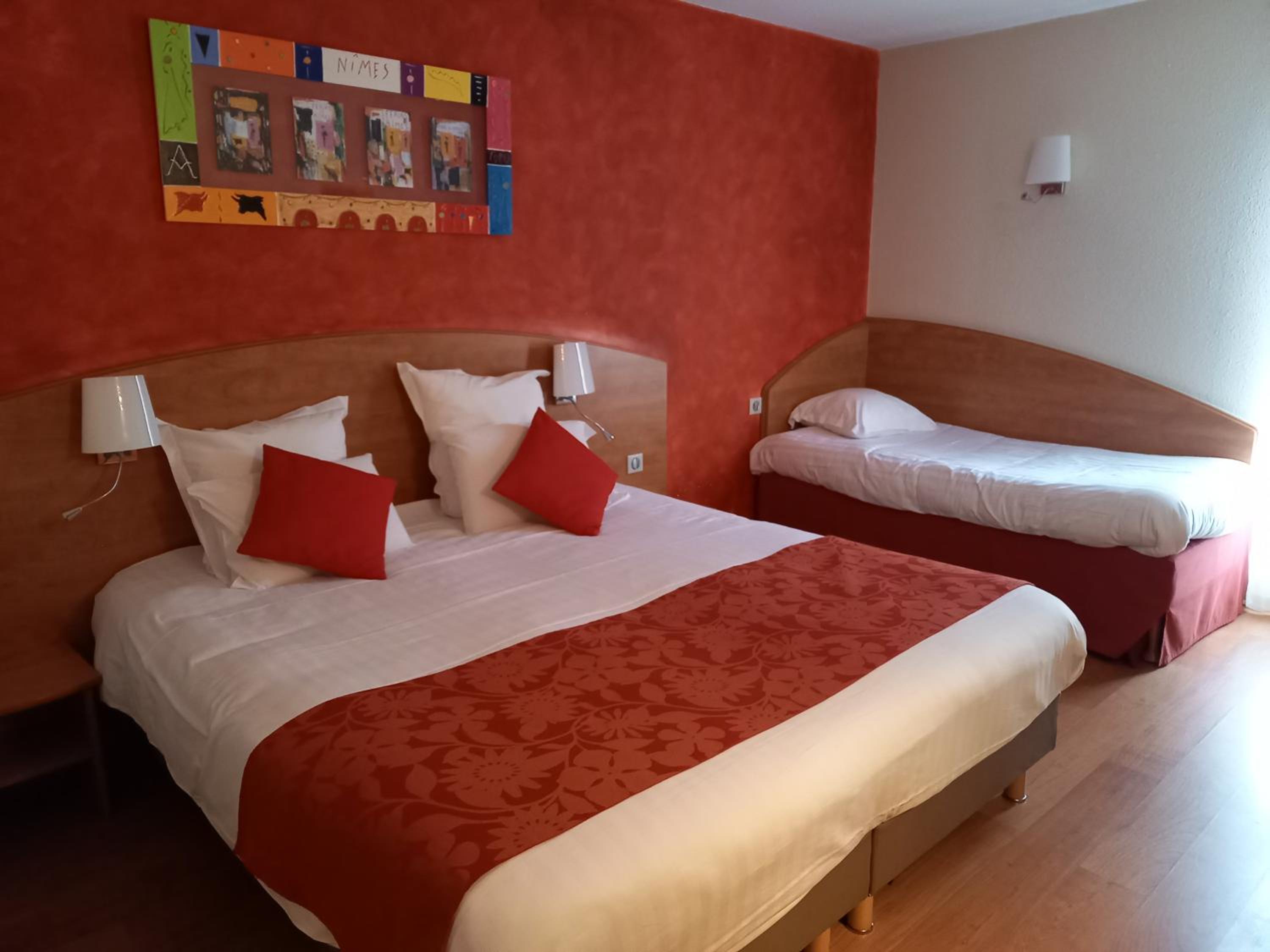 1 Double Bed 2 Single Beds - Superior Room - Photo 1