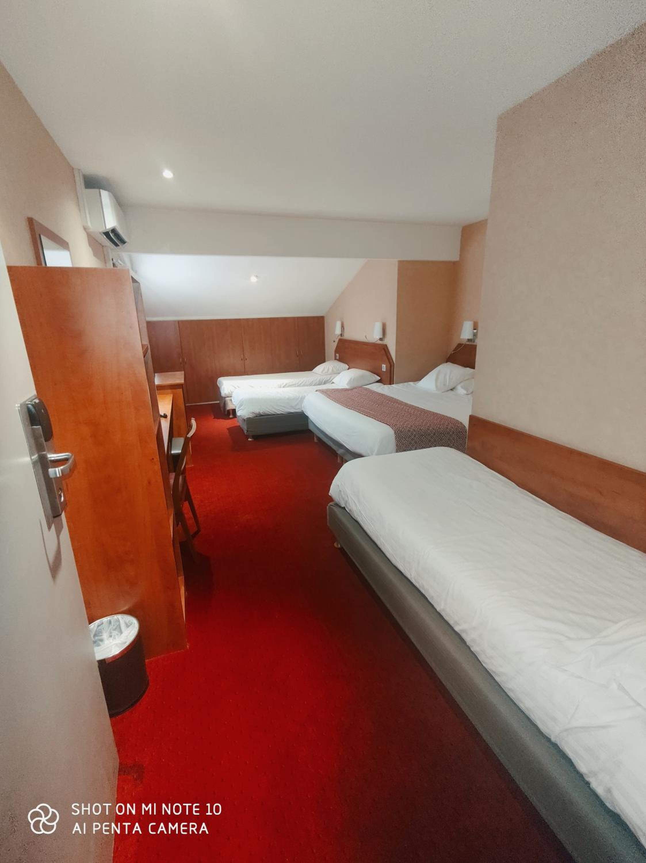 2 Double Beds 1 Single Bed - Photo 1