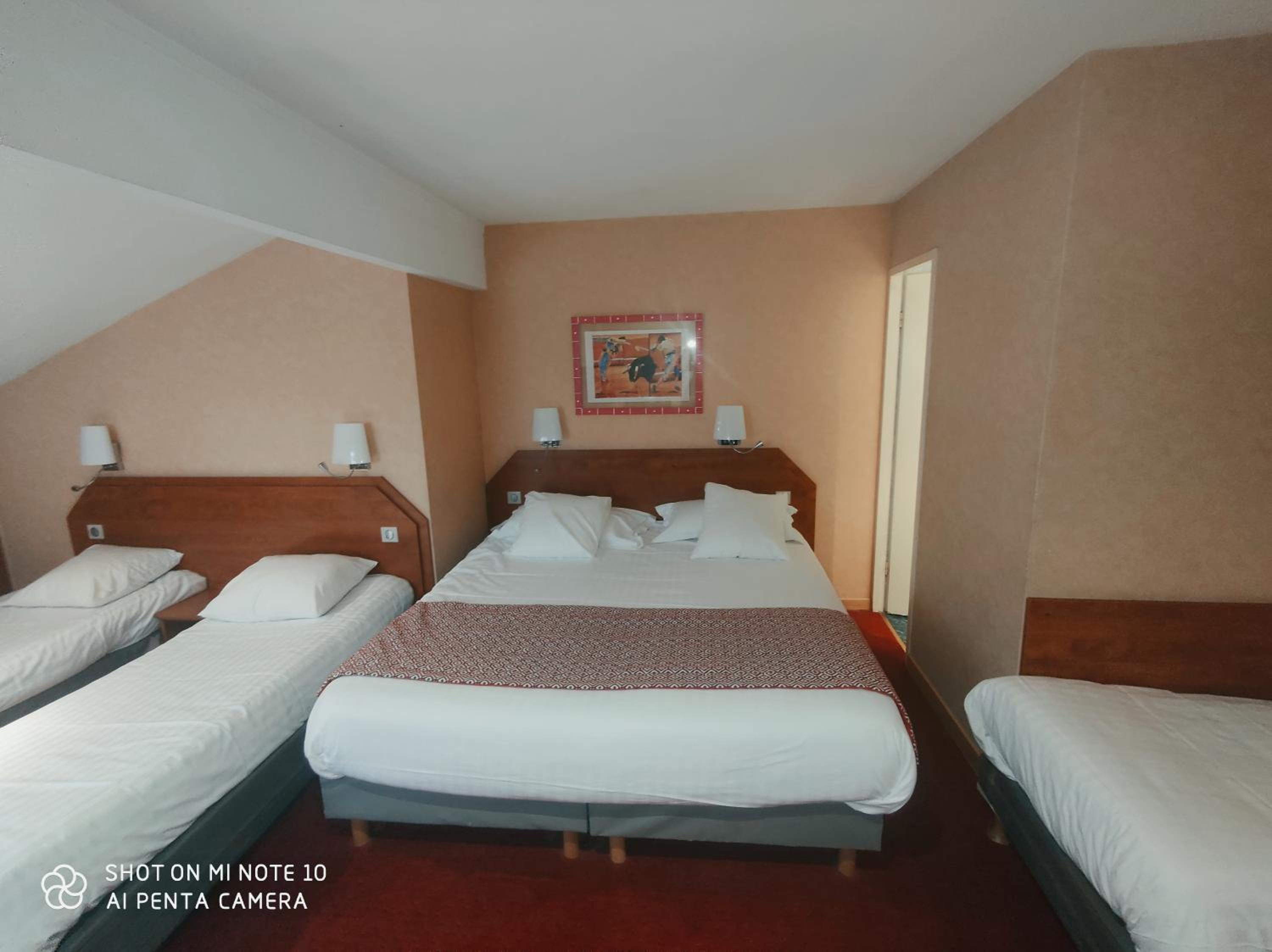 2 Double Beds 1 Single Bed - Photo 4