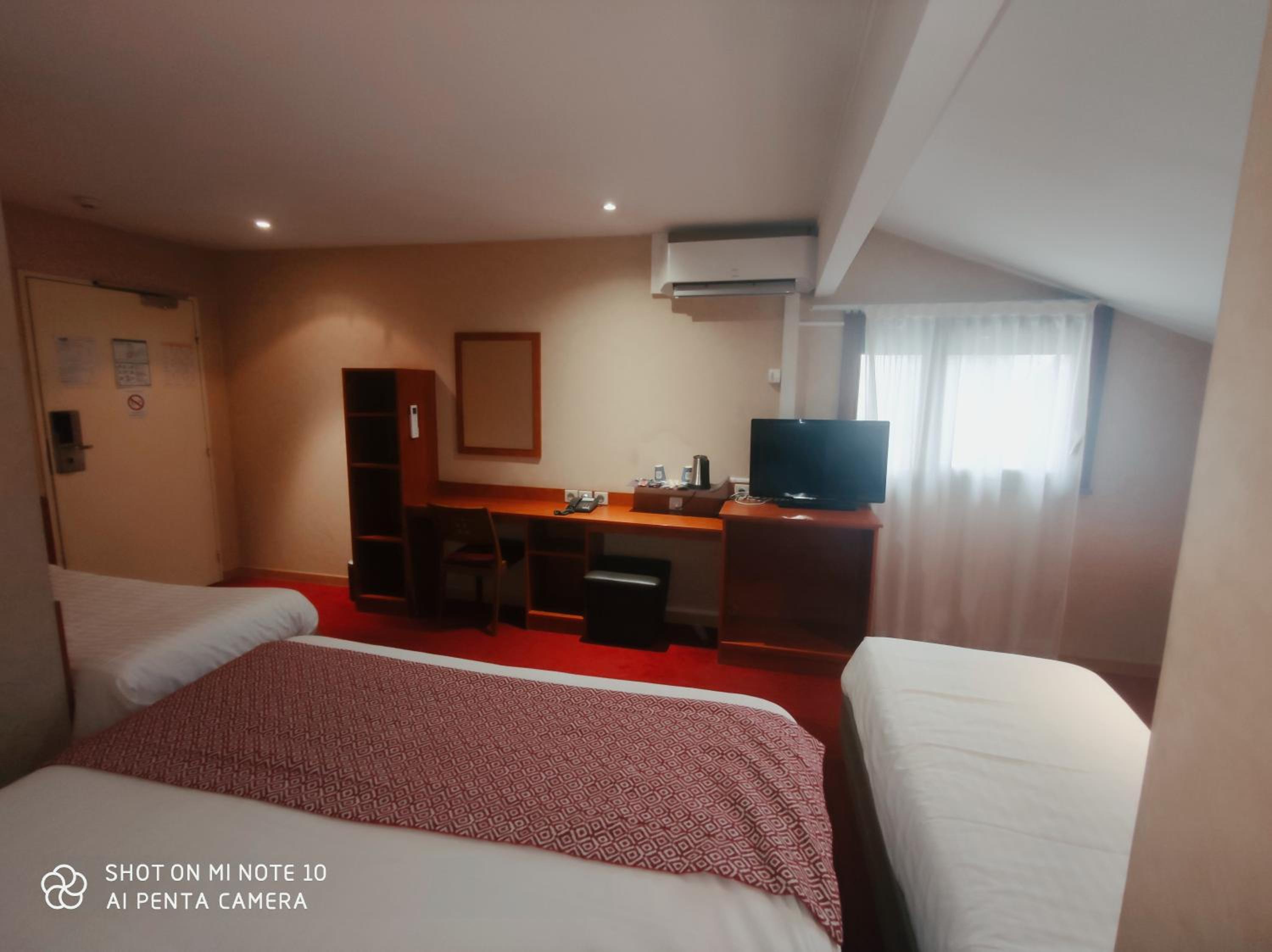 2 Double Beds 1 Single Bed - Photo 5