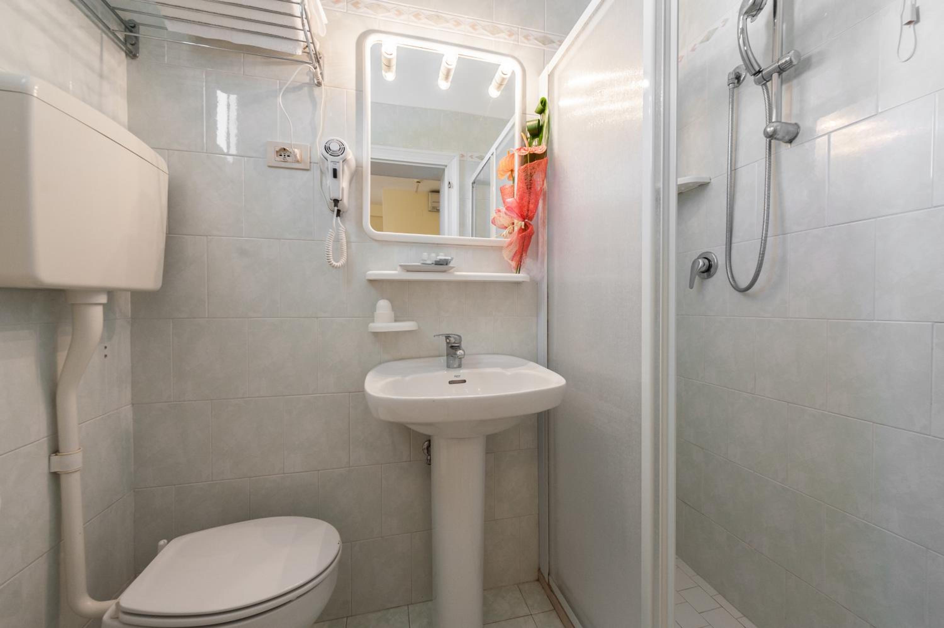 Double or Twin Room with Sea View - Photo 9