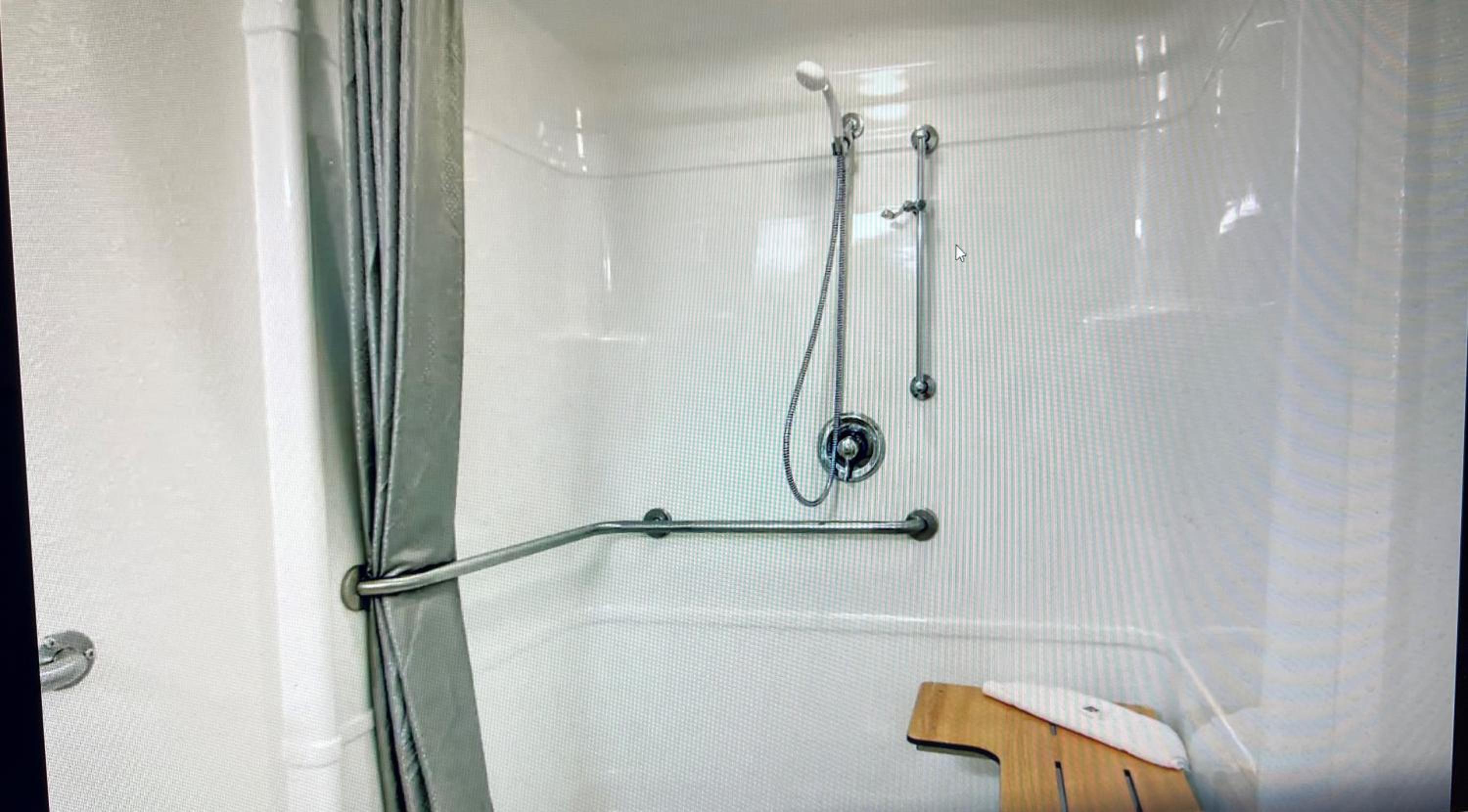 Queen Room - Disability Access - Roll in Shower - Photo 10