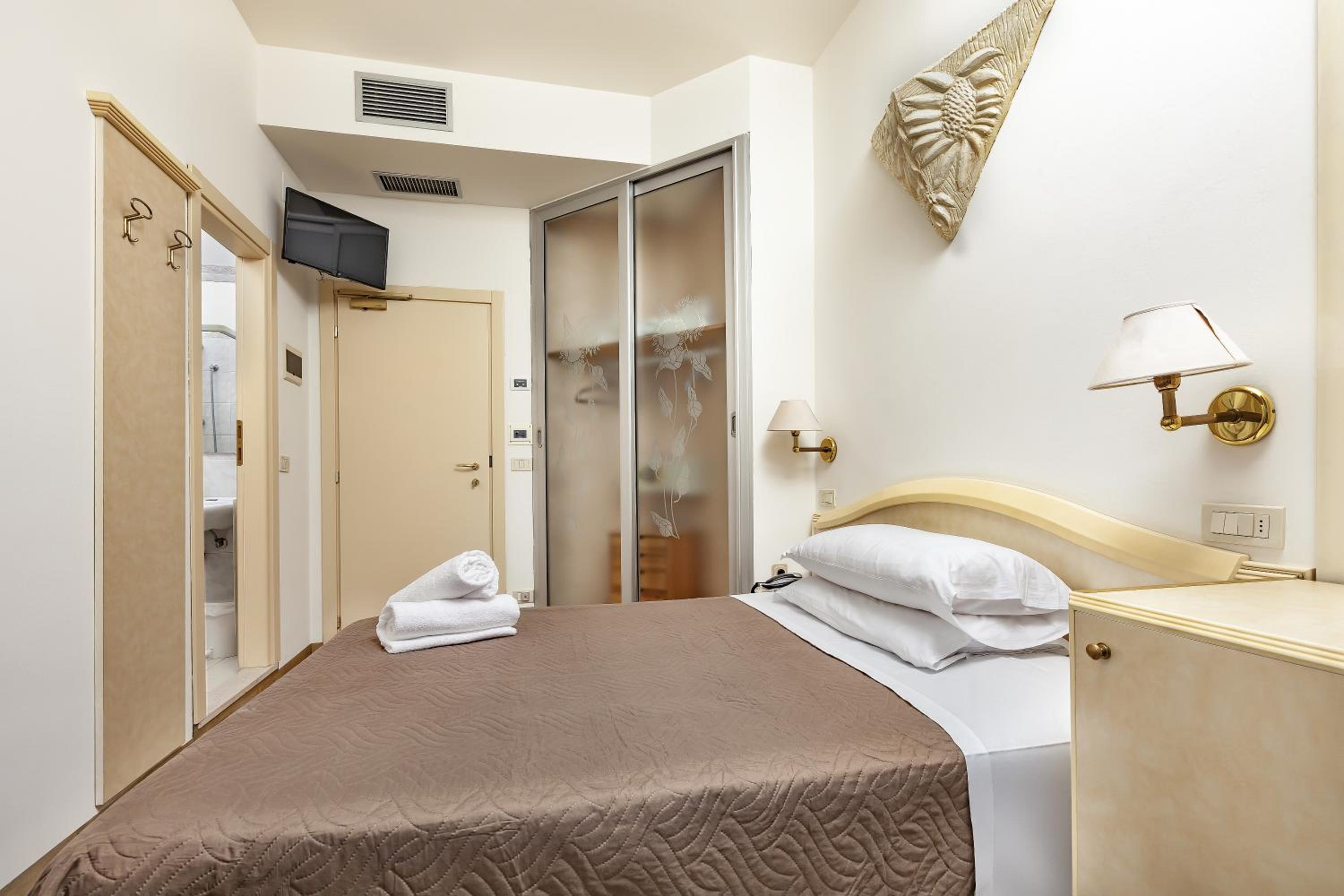 Small Double Room - Photo 4