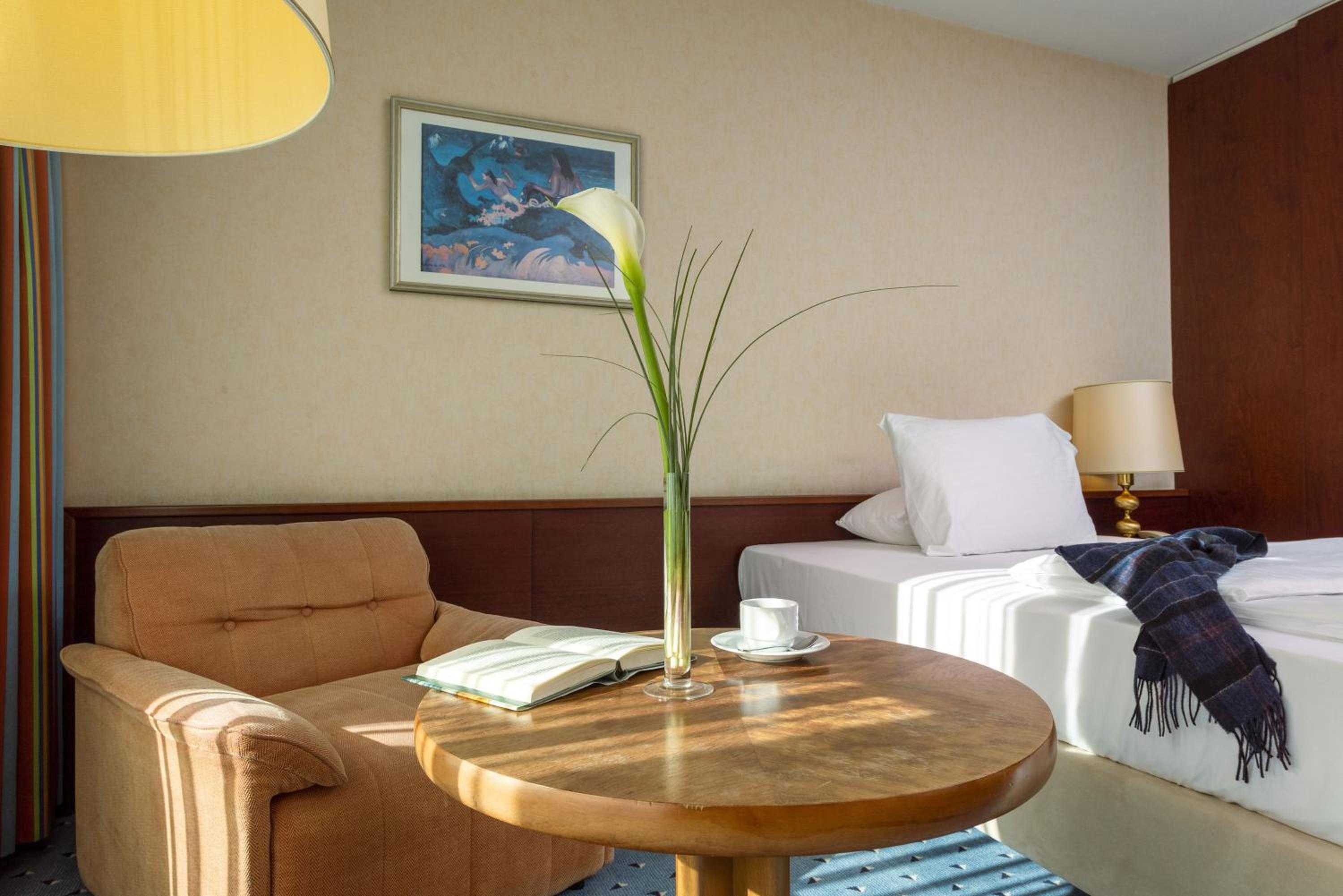 Queen Room photo 2