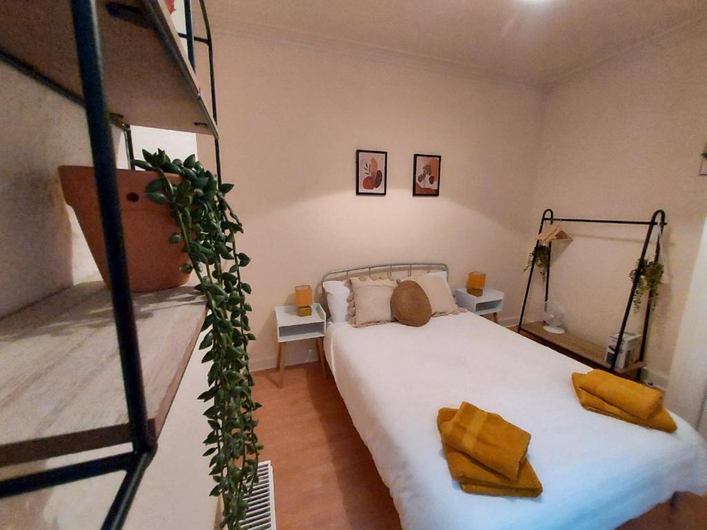 One-Bedroom Apartment photo 1