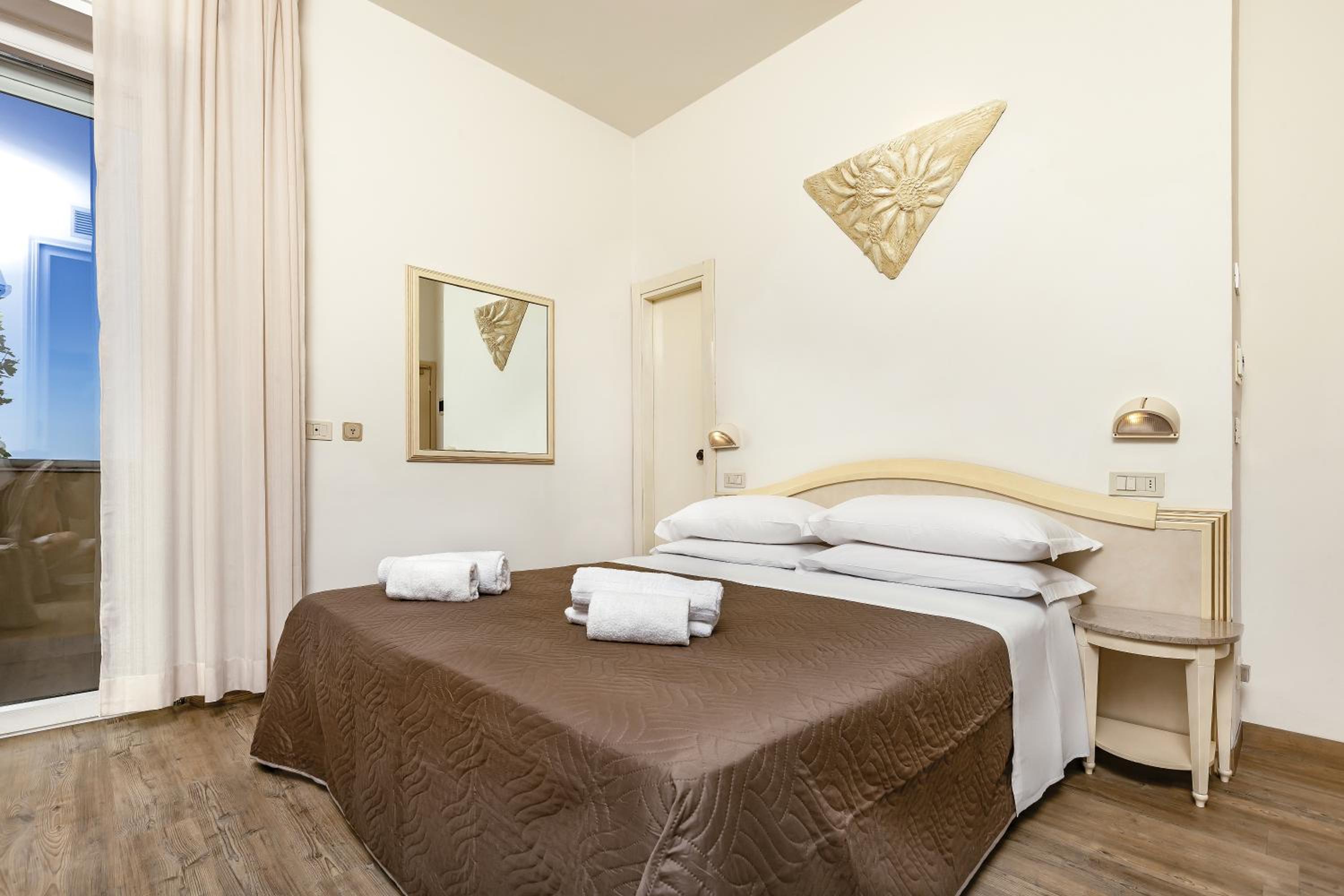 Standard Double or Twin Room - Photo 3