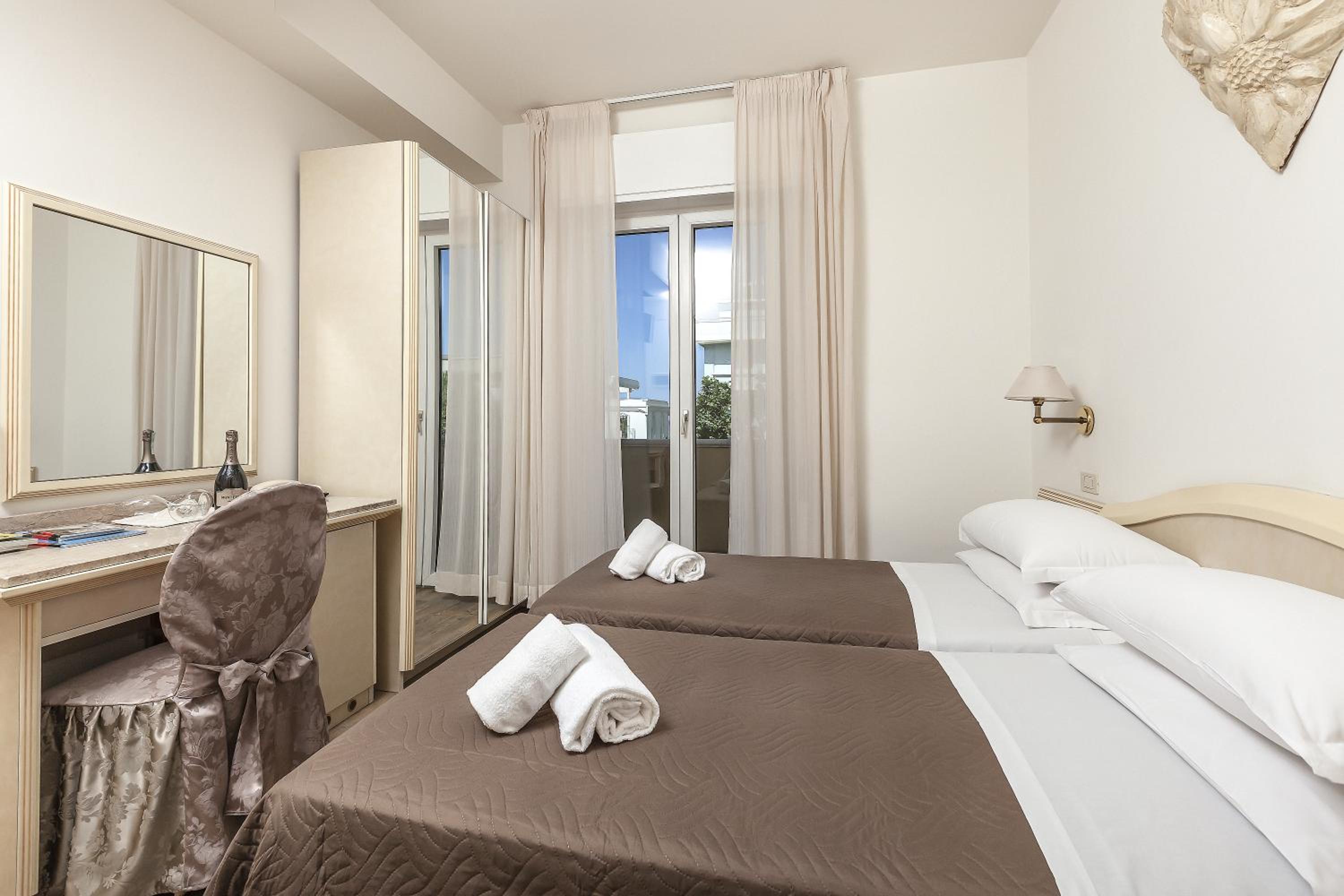 Standard Double or Twin Room - Photo 4
