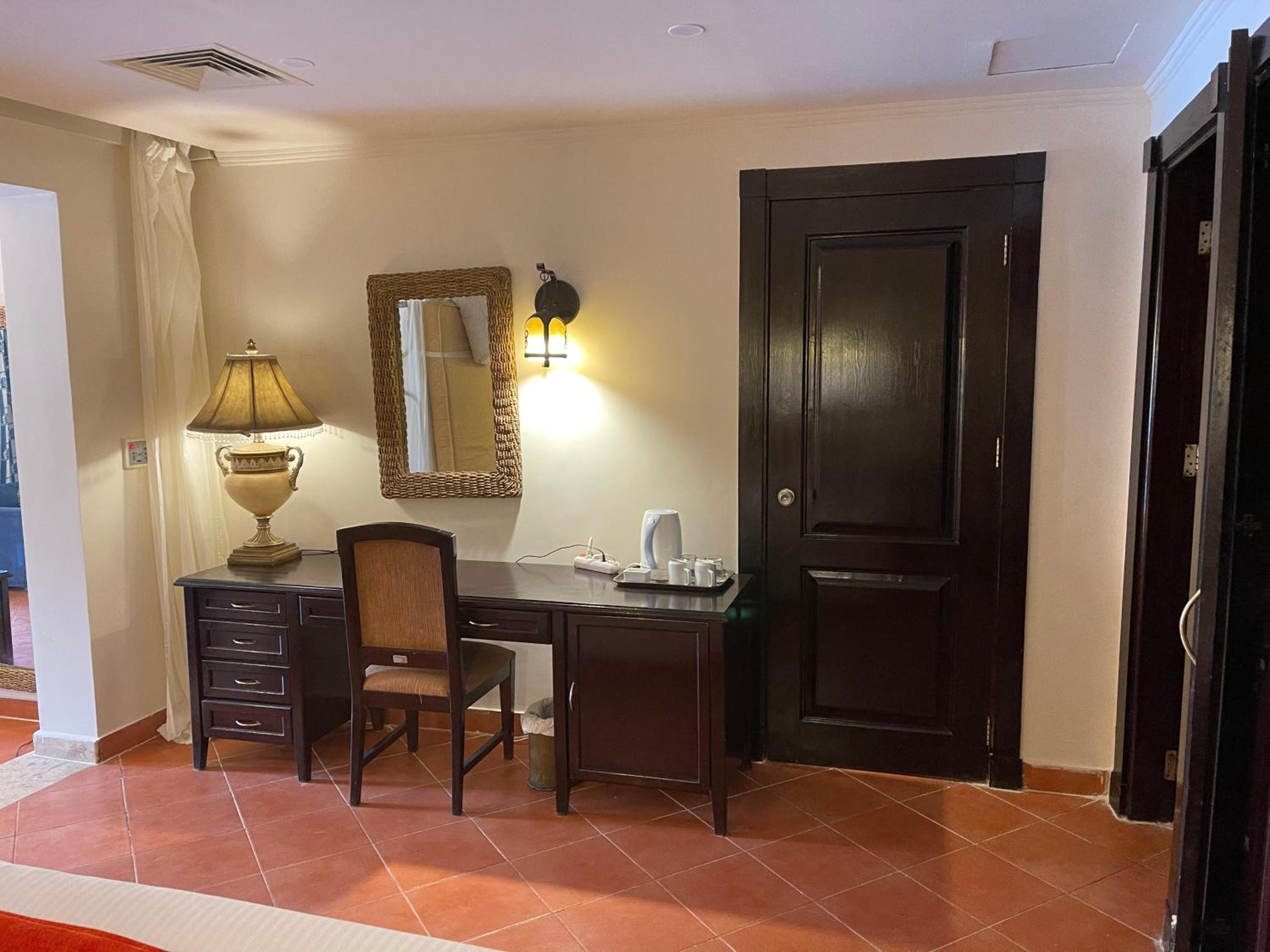 King Suite with Pool View - Photo 8