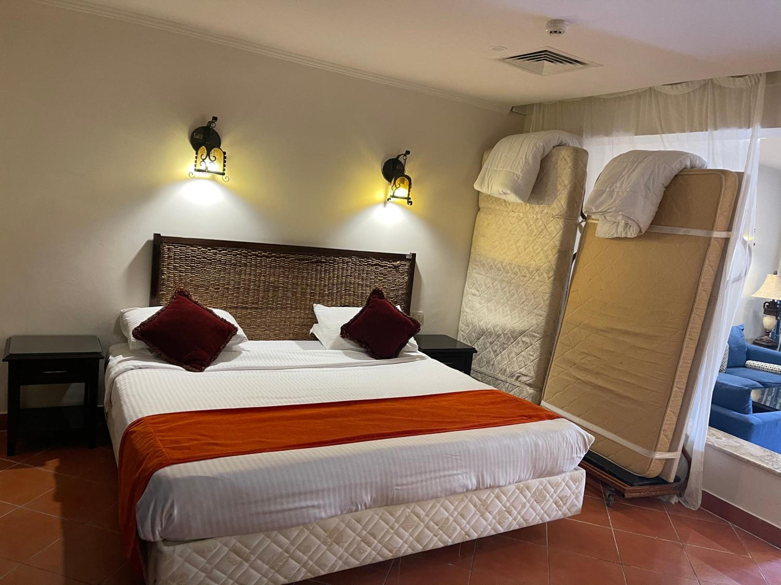 King Suite with Pool View - Photo 5