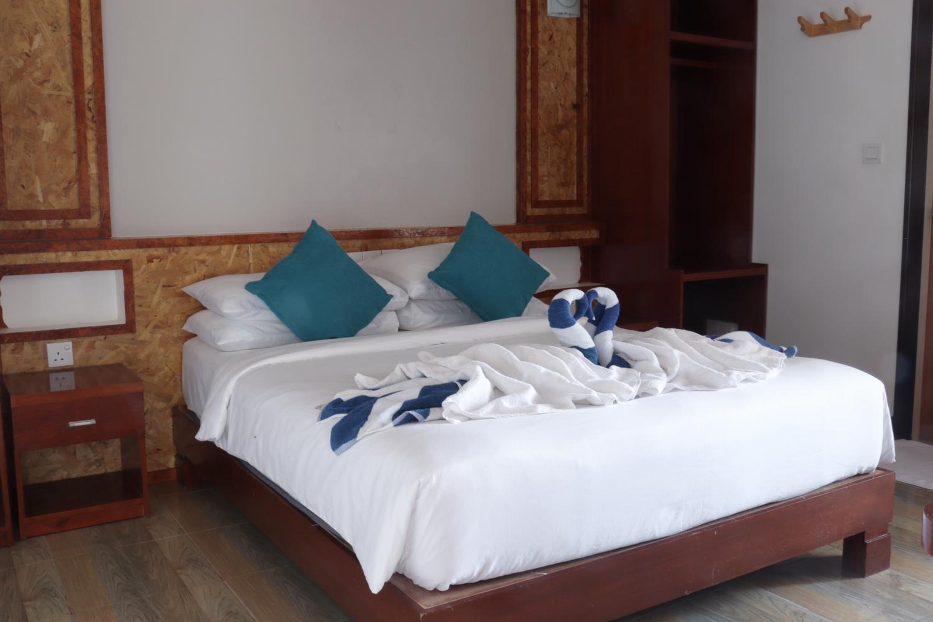 Deluxe Double Room (2 Adults + 1 Child) - Photo 3