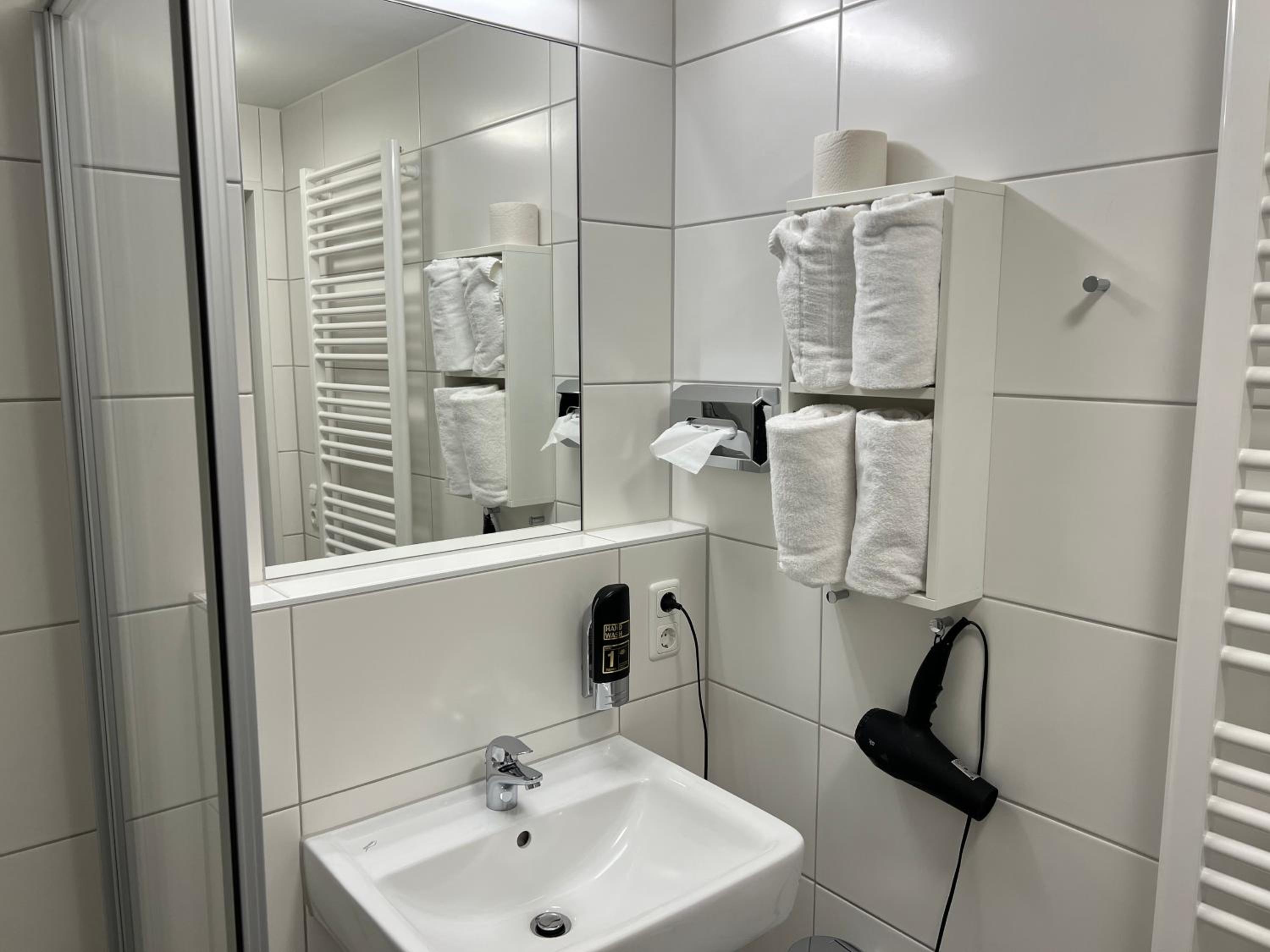 Double or Twin Room with Shower - Photo 19