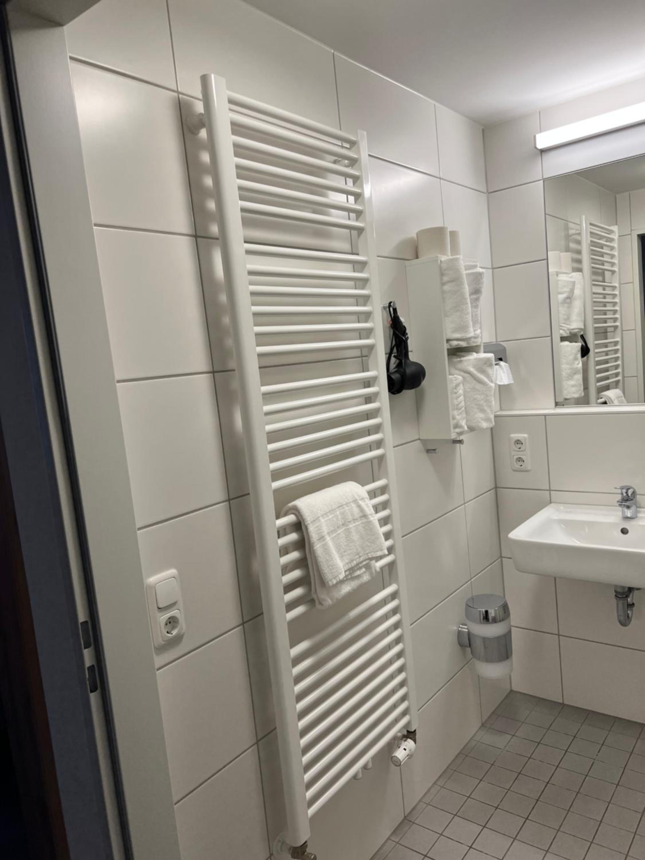 Double or Twin Room with Shower - Photo 18
