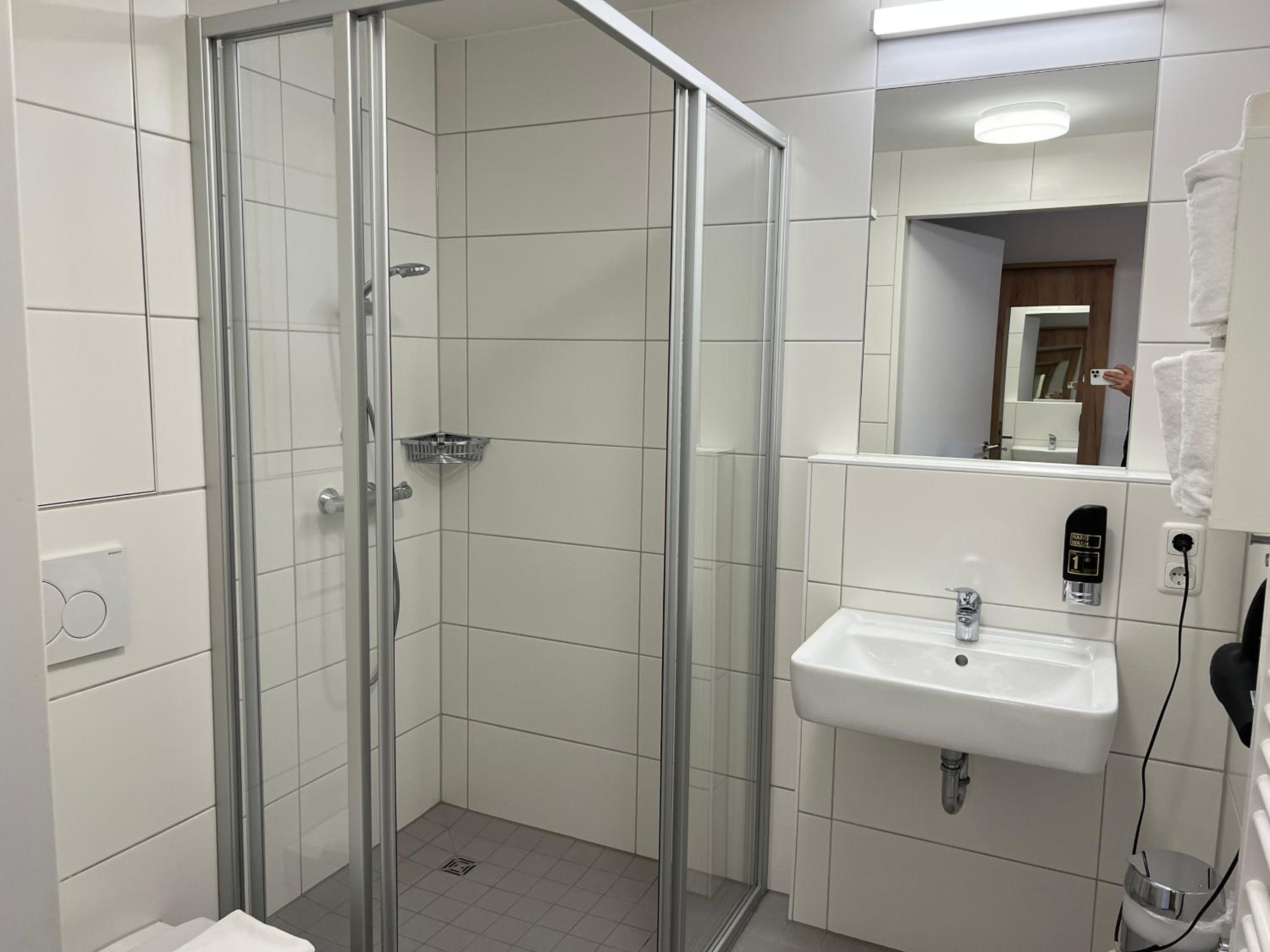 Double or Twin Room with Shower - Photo 31