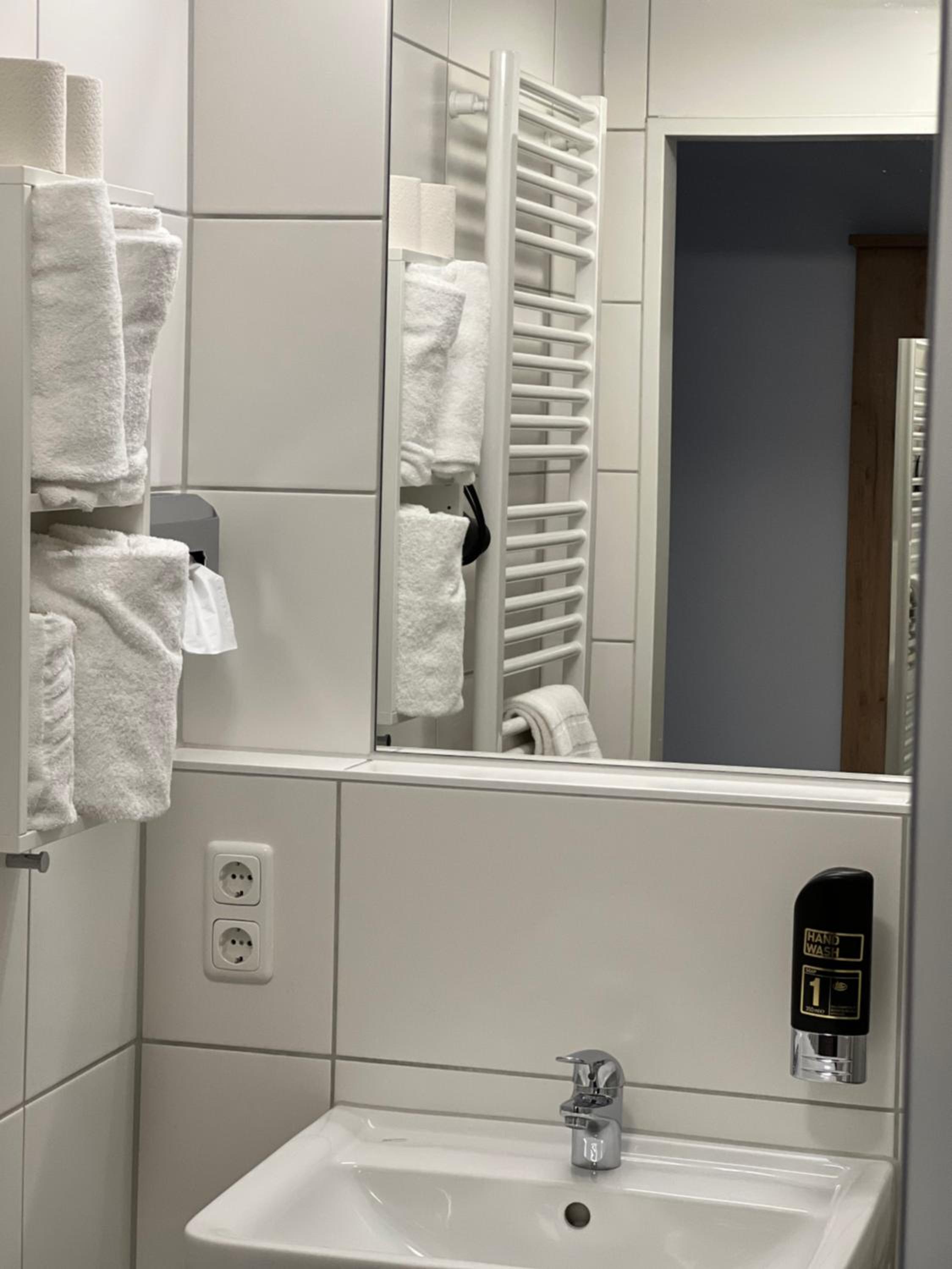 Double or Twin Room with Shower - Photo 32