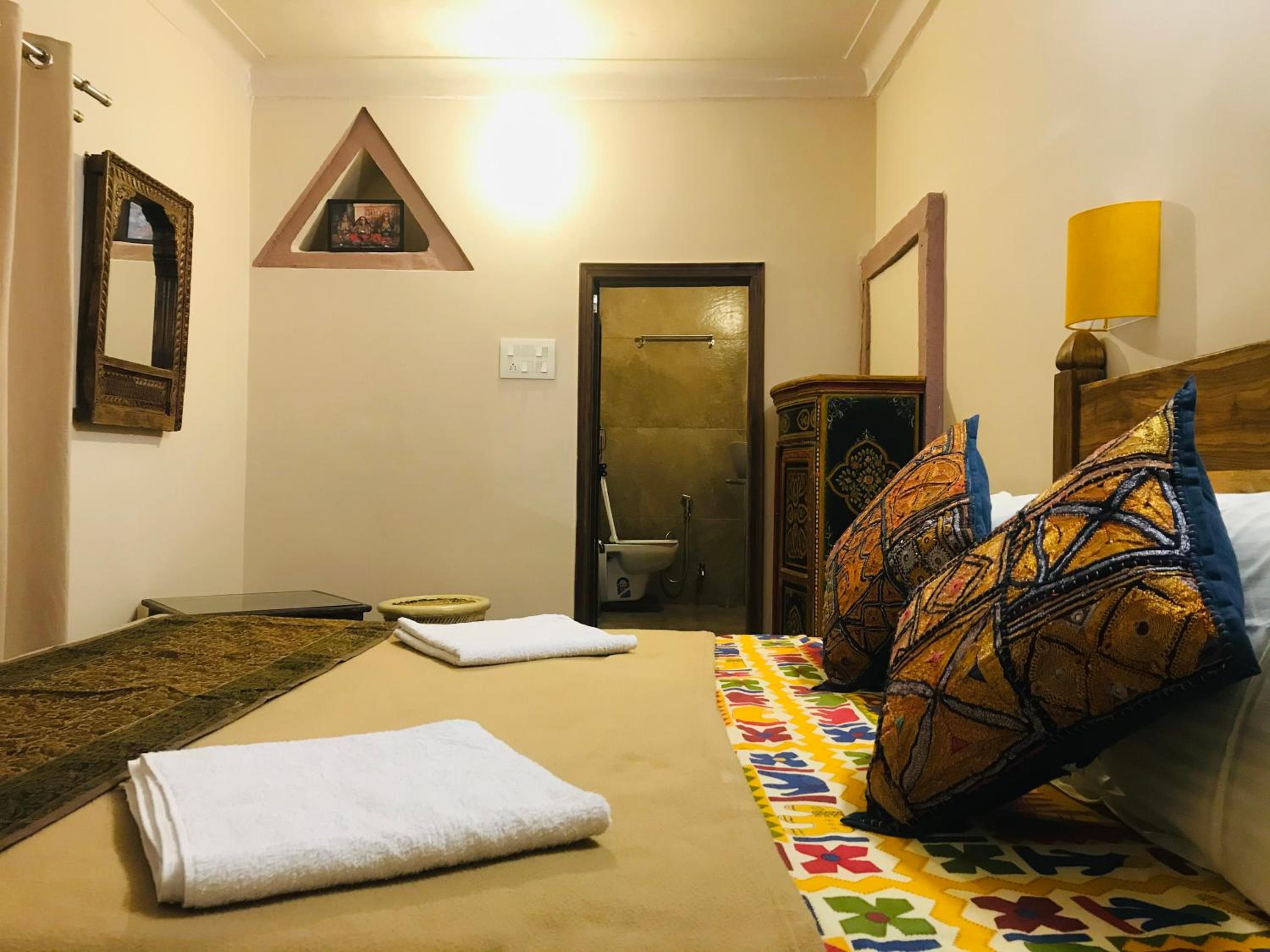 Deluxe King Room - Photo 2