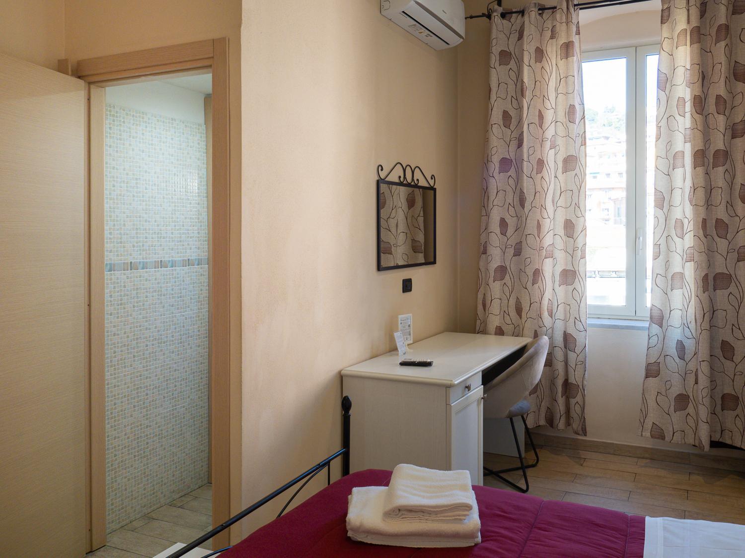 Double Room with Private Bathroom - Photo 2