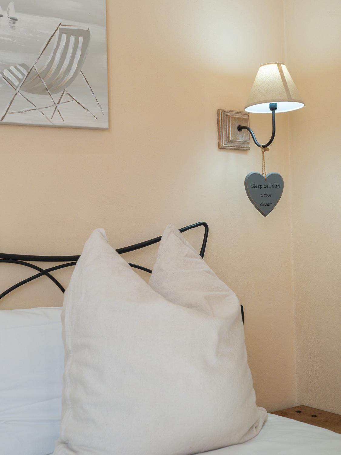 Double Room with Private Bathroom - Photo 3