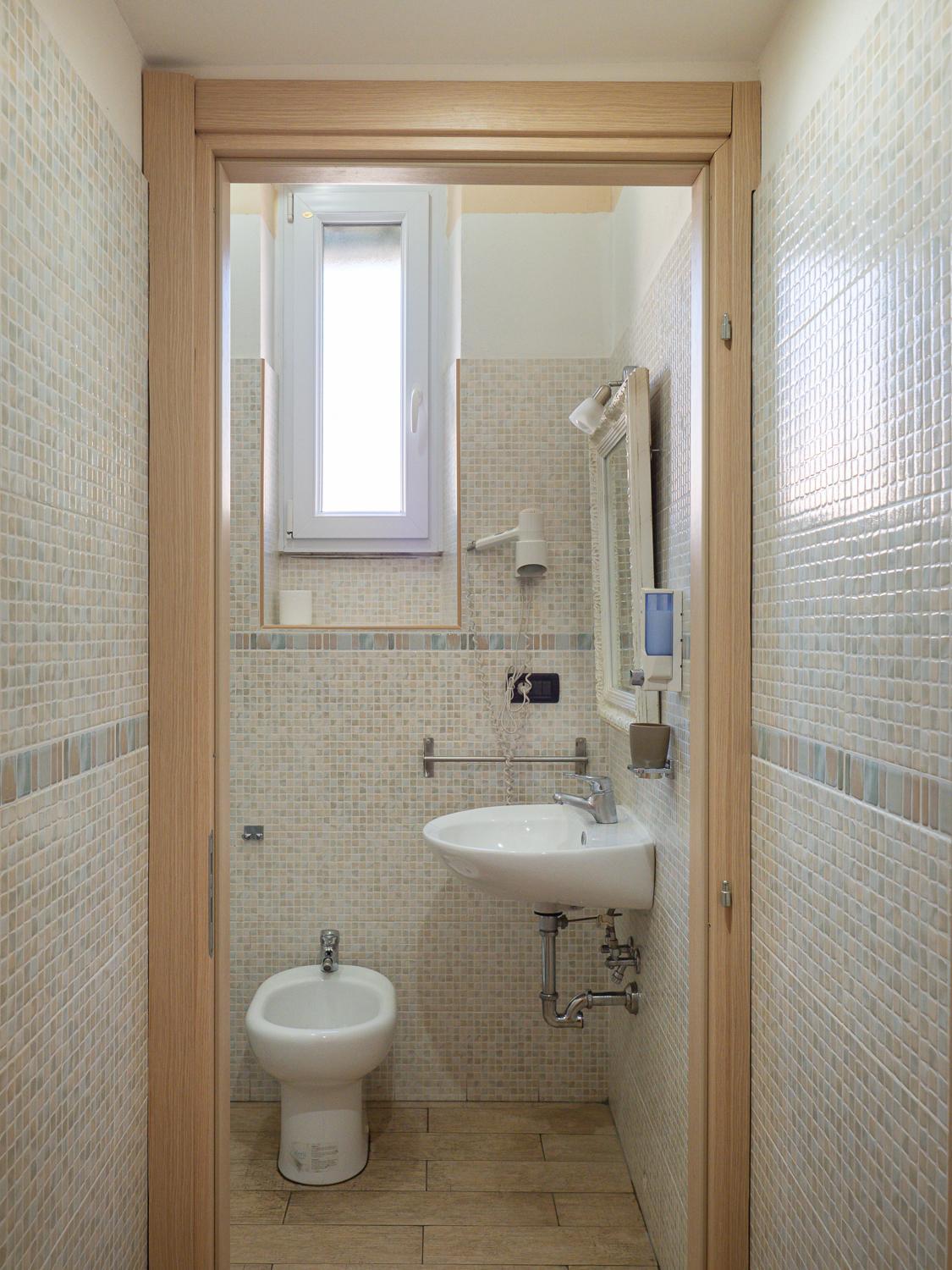Double Room with Private Bathroom - Photo 24