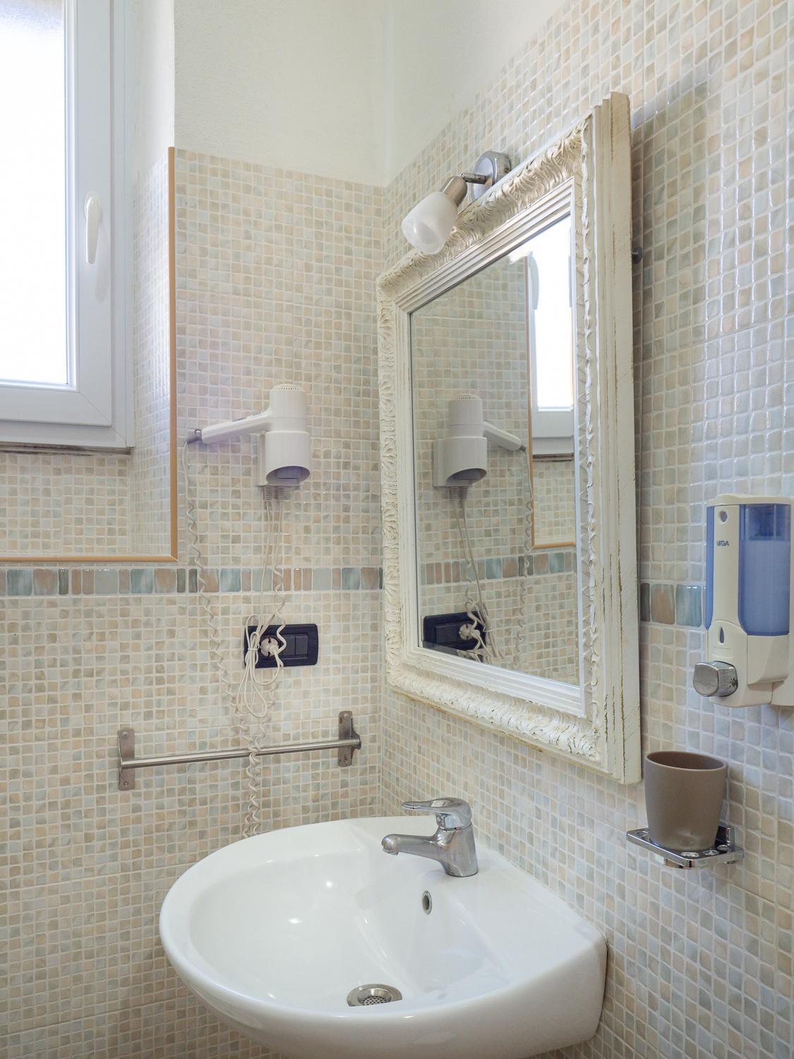 Double Room with Private Bathroom - Photo 21