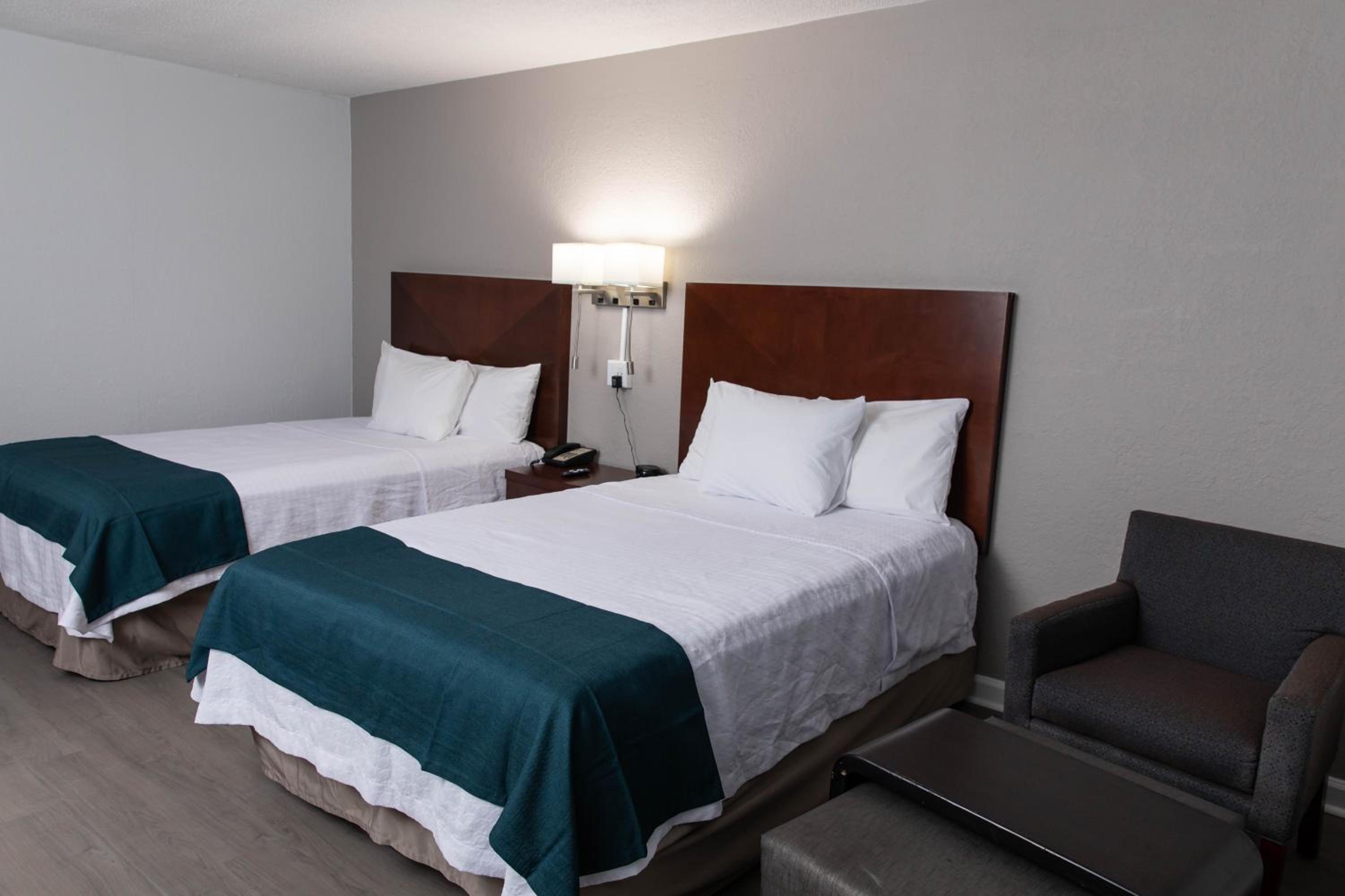 Quadruple Room - Disability Access - Non-Smoking - Photo 5