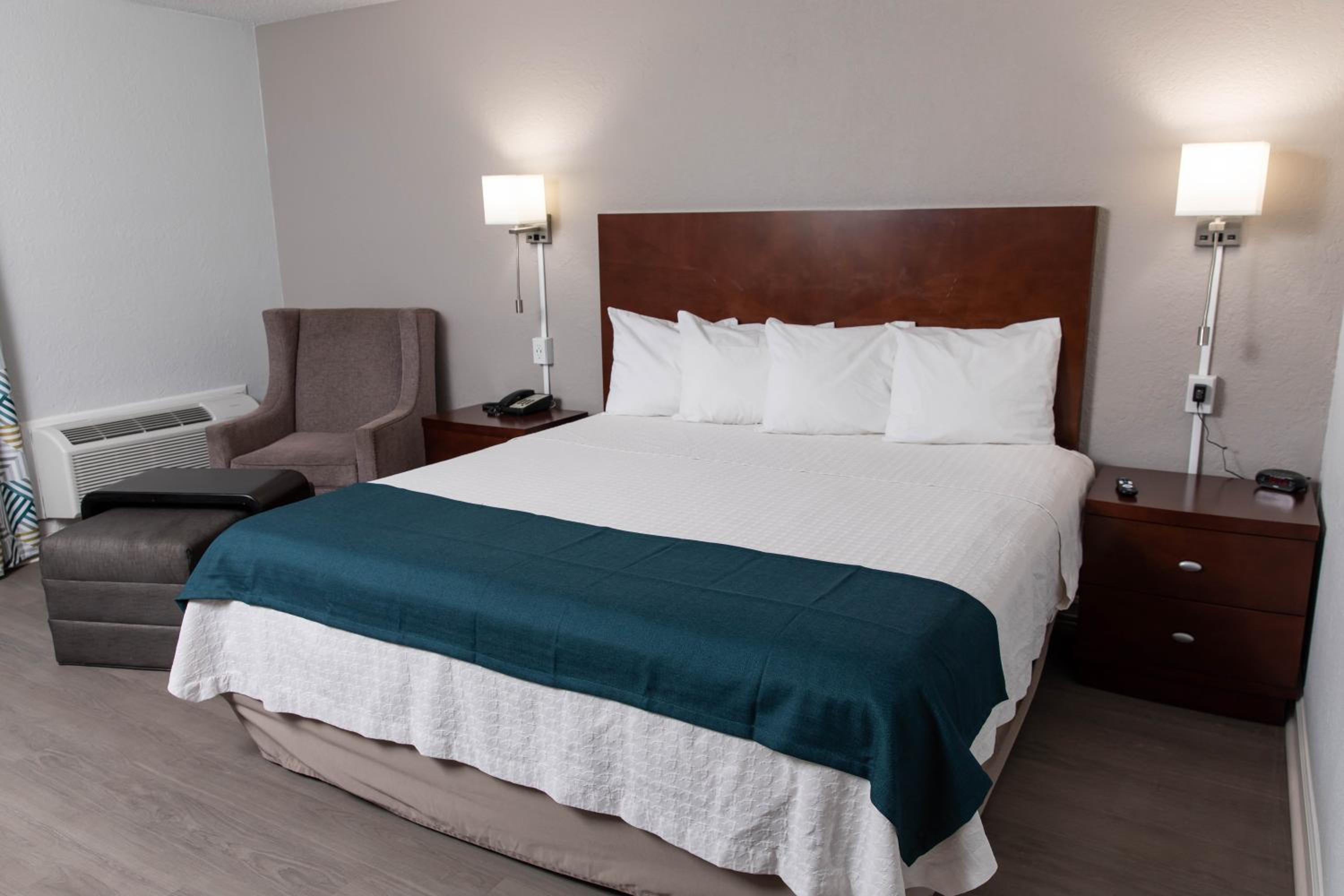 Deluxe King Room - Non-Smoking - Photo 10