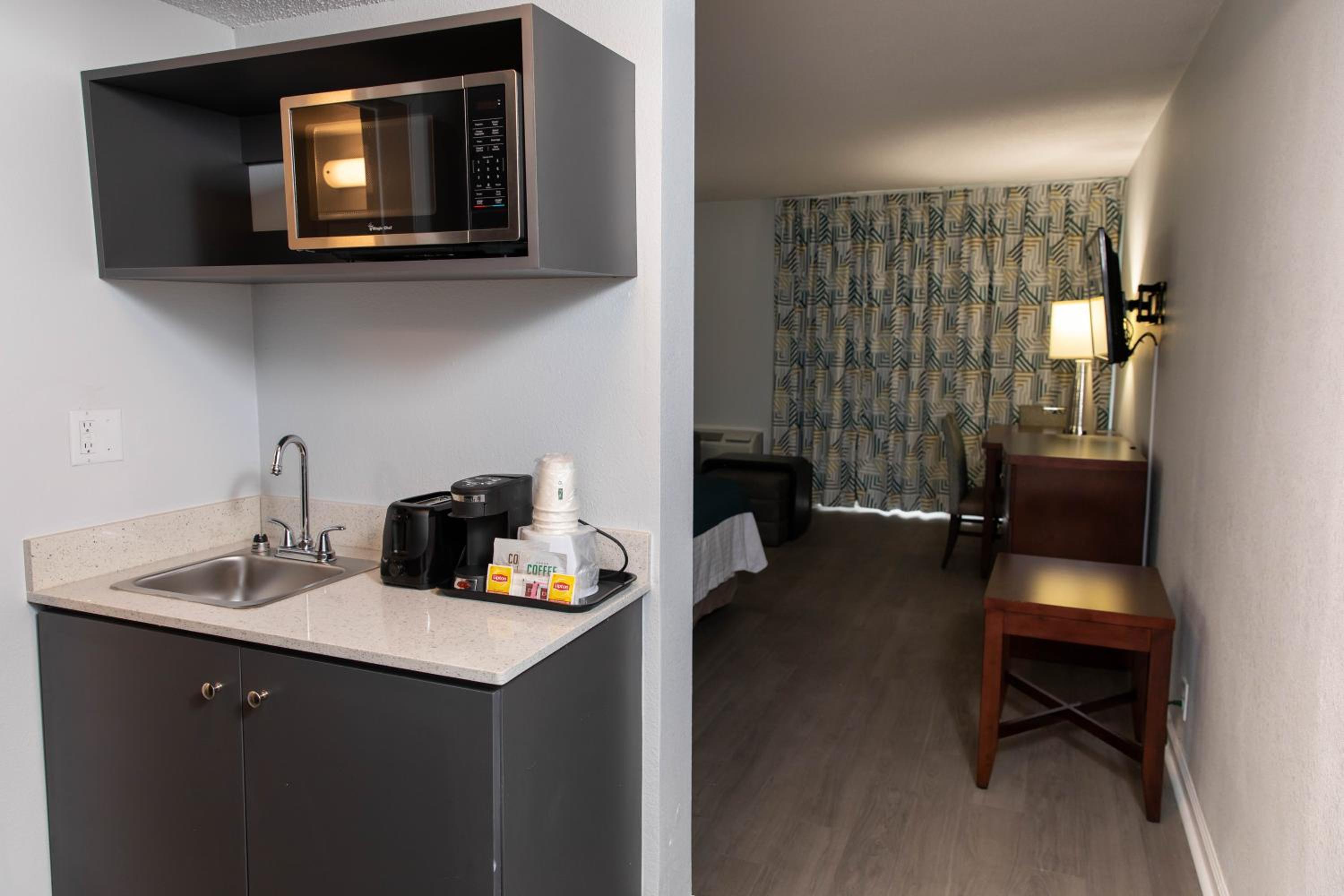 Deluxe King Room - Non-Smoking - Photo 9