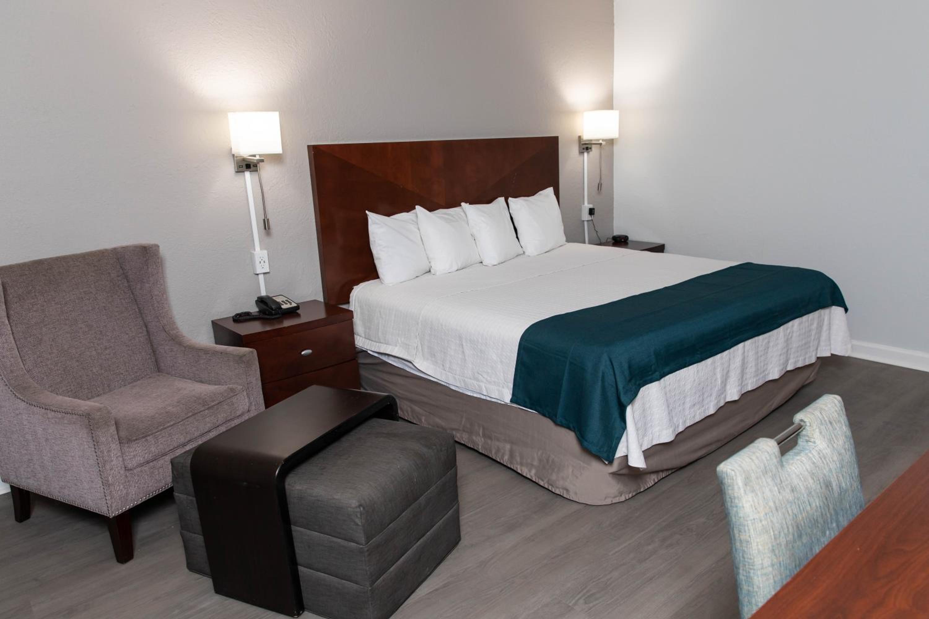 Deluxe King Room - Non-Smoking - Photo 8