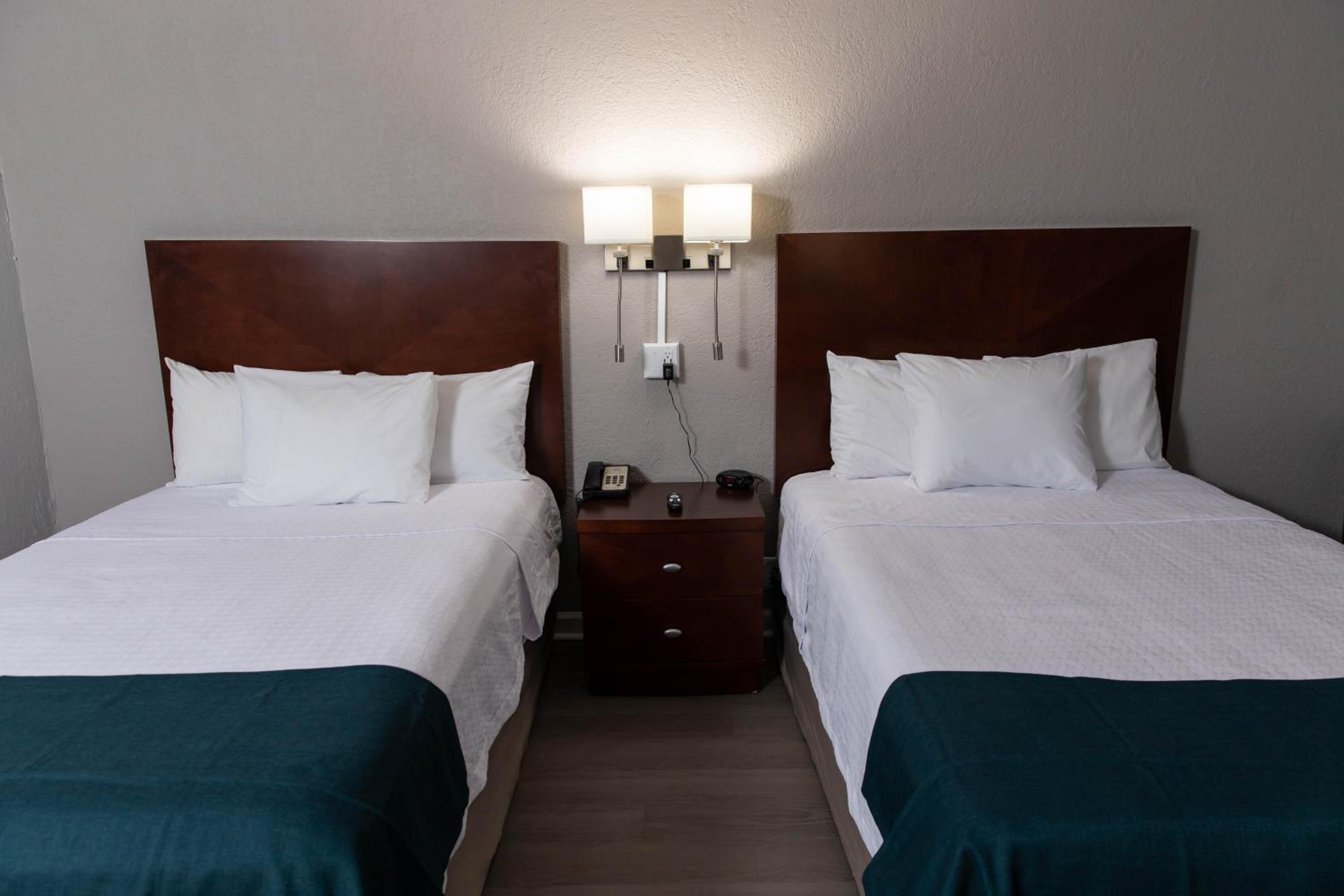 Quadruple Room - Disability Access - Non-Smoking - Photo 3