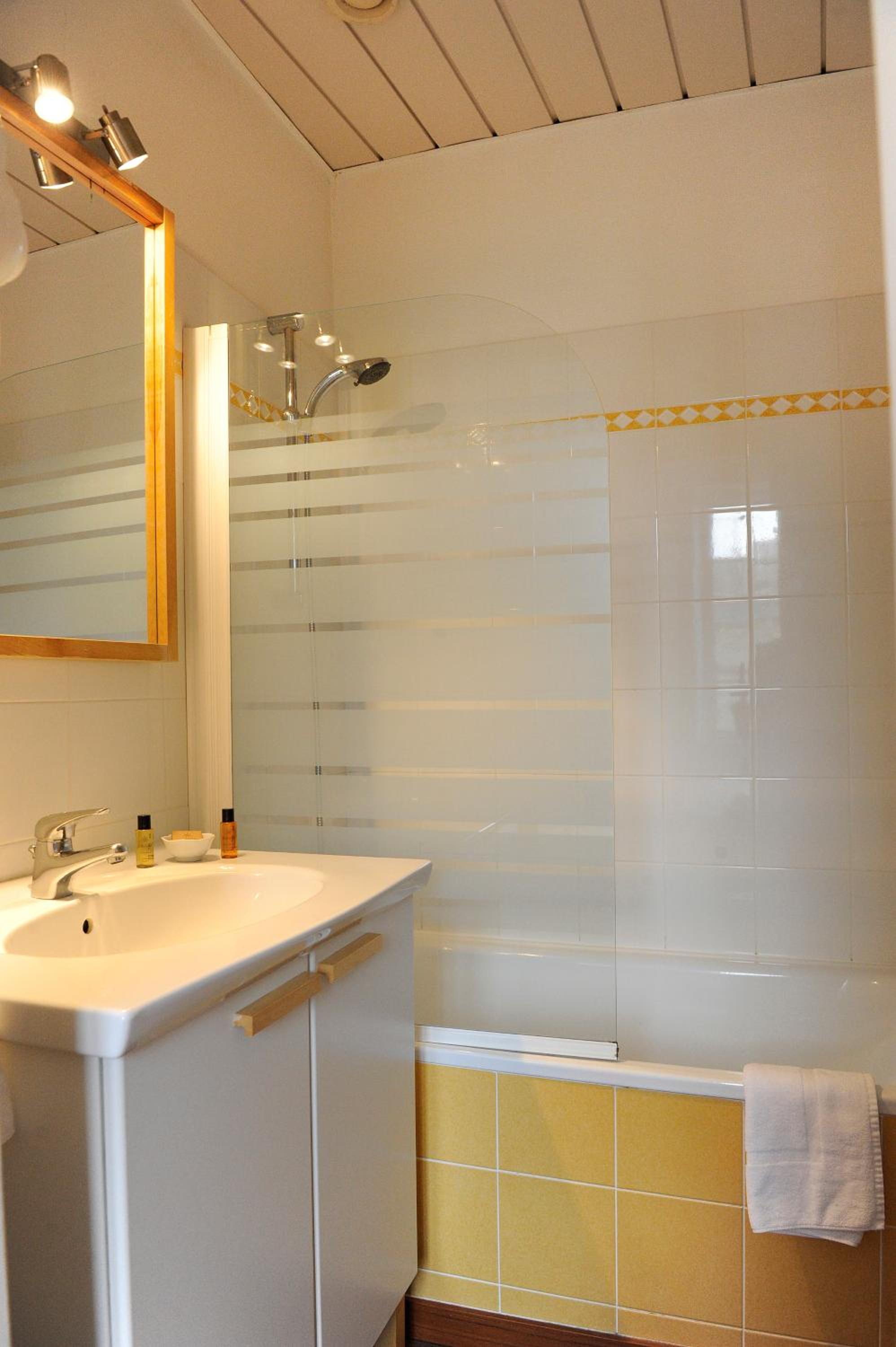 Standard Twin Room - City View photo 2