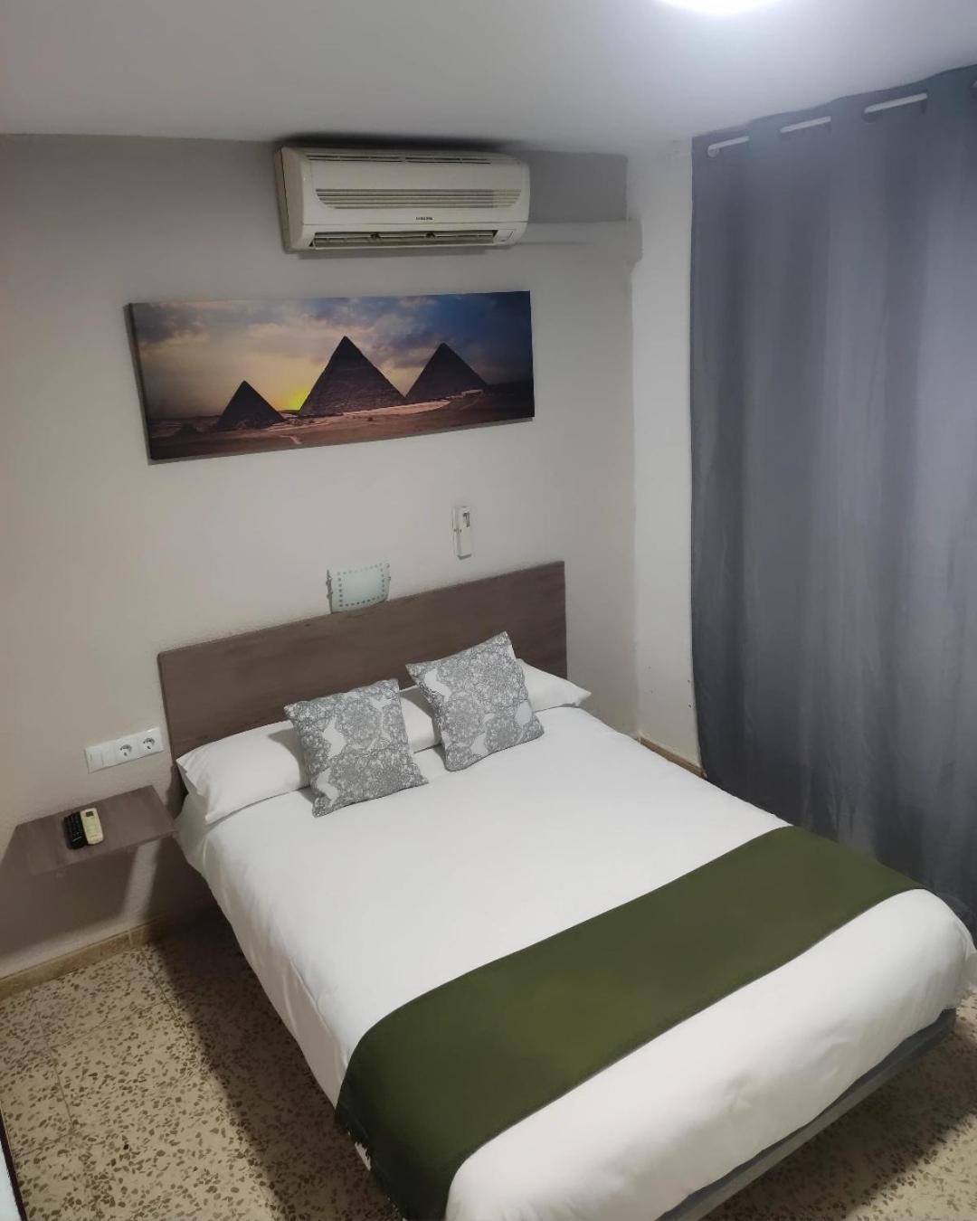 Single Room with Private Bathroom photo 2